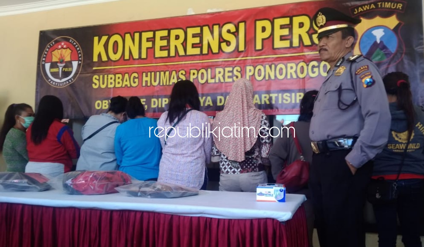 KEDOK JUAL KOPI - Sebanyak delapan wanita diamankan petugas Polres Ponorogo dari 3 lokasi berbeda karena jualan kopi untuk kedok jual diri bersama barang buktinya, Jumat (17/01/2020).