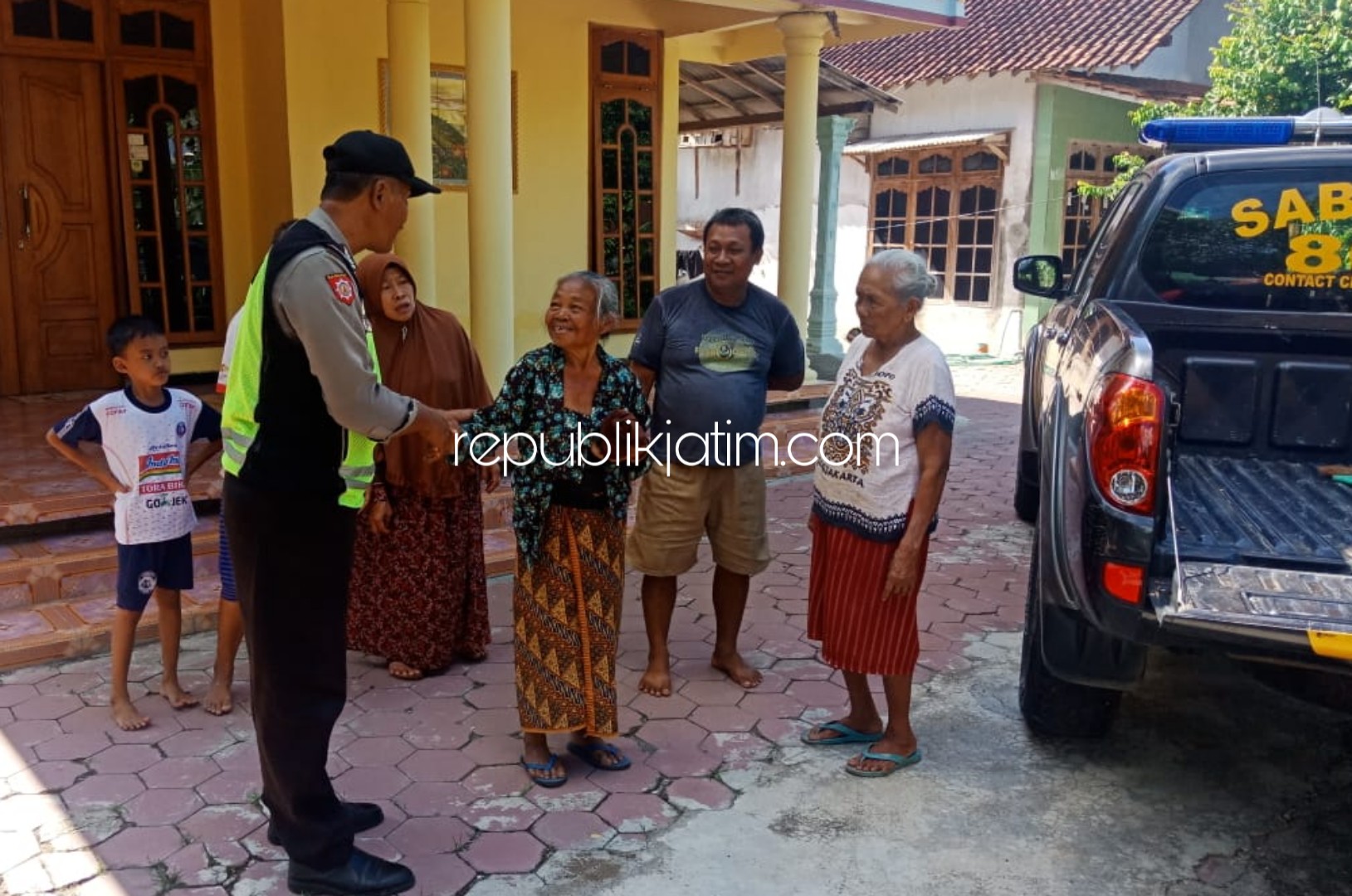 PIKUN - Karena Pikun Mbah Semi (75) hilang dari rumah dan ditemukan warga di wilayah Kecamatan Slahung, Ponorogo, Jumat (17/01/2020).