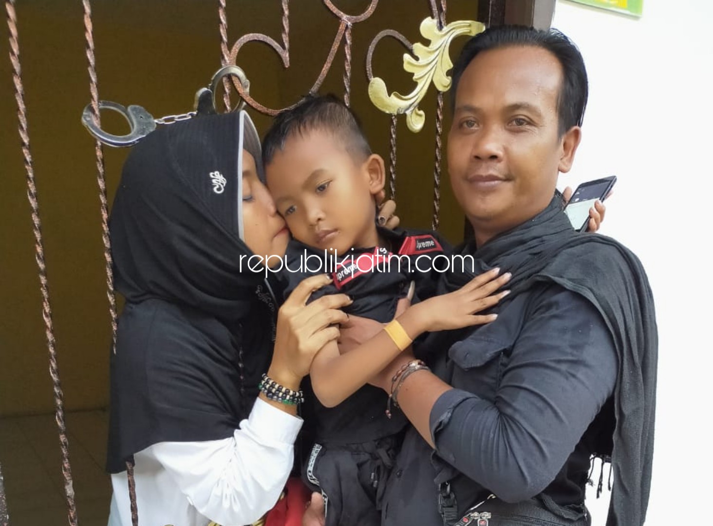 TEMU KANGEN - Terdakwa Elok Soraiyah (36) warga Ngingas Barat, Kelurahan/Kecamatan Krian, Sidoarjo bertemu keluarganya saat menunggu prosesi sidang dakwaan di Pengadilan Negeri Sidoarjo, Kamis (16/01/2020).