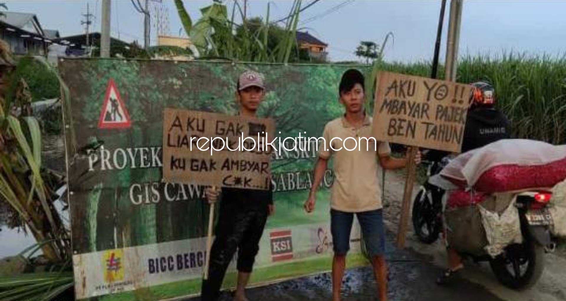 TANAM PISANG - Warga Desa Barengkrajan, Kecamatan Krian, Sidoarjo menanam pisang di jalan desanya lantaran jalan rusak tak kunjung diperbaiki, Jumat (17/01/2020).