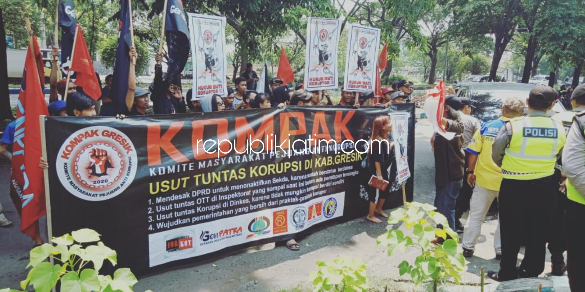 LURUK - Sekitar 50 anggota Komite Masyarakat Pejuang Anti Korupdi (KOMPAK) meluruk kantor Pengadilan Tipikor Surabaya di JL Raya Juanda, Sidoarjo menuntut usut tuntas kasus korupsi di Pemkab Gresik, Jumat (17/01/2020).