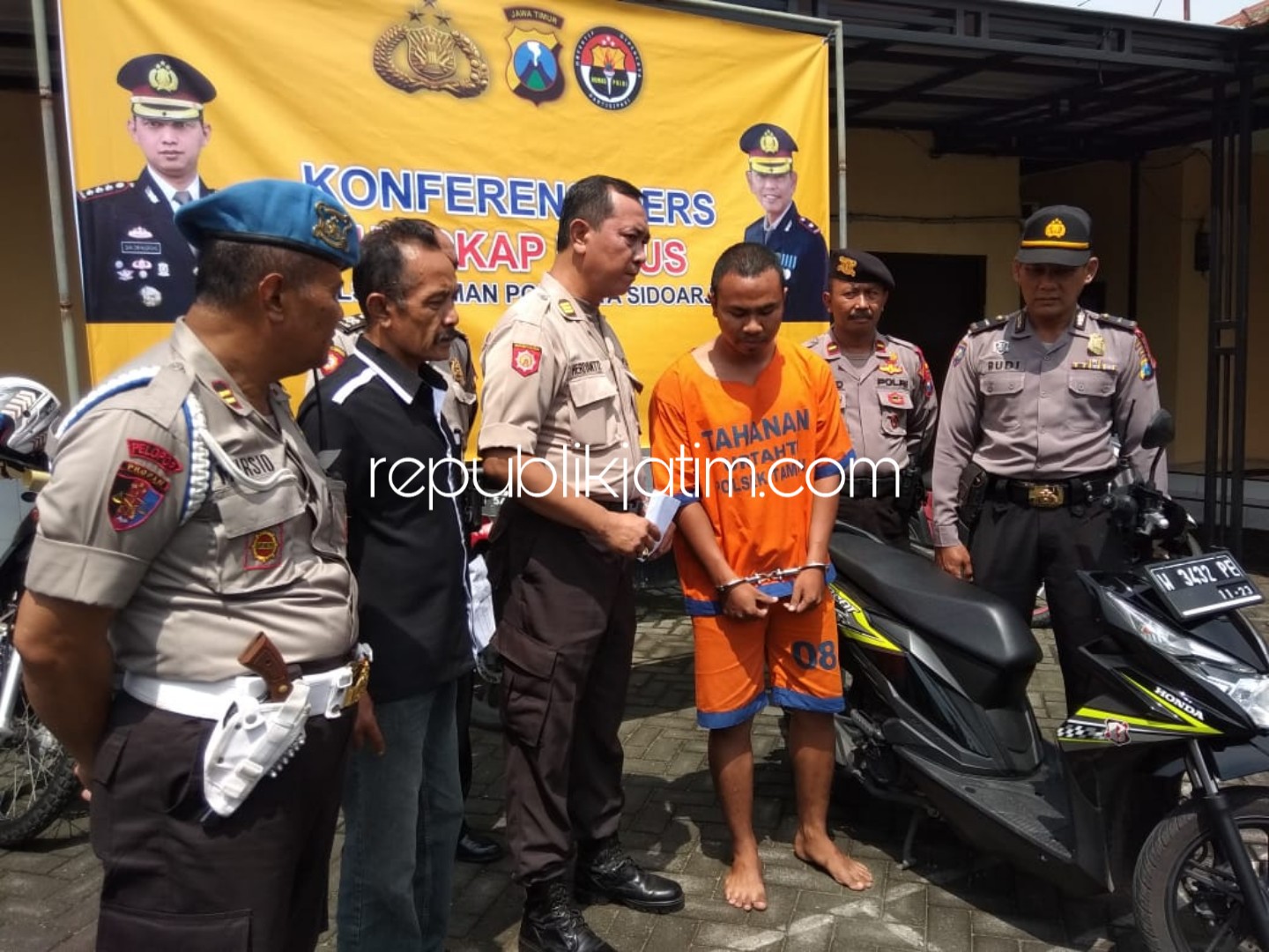 DIRINGKUS - Tersangka Satri Suprandi (21) warga Jl Babadan, Kelurahan Gundih, Kecamatan Bubutan, Surabaya diringkus karena mencuri motor Honda Beat di parkiran bengkel, Kamis (17/01/2019).