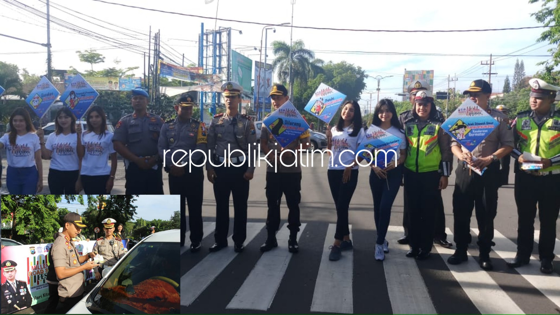 KAMPANYE - Kapolresta Sidoarjo, Kombes Pol Zain Dwi Nugroho didampingi Kasat Lantas Kompol Fahrian Saleh Siregar mengkampanyekan Millenial Road Safety Festival ke pengguna jalan, Jumat (18/01/2019).