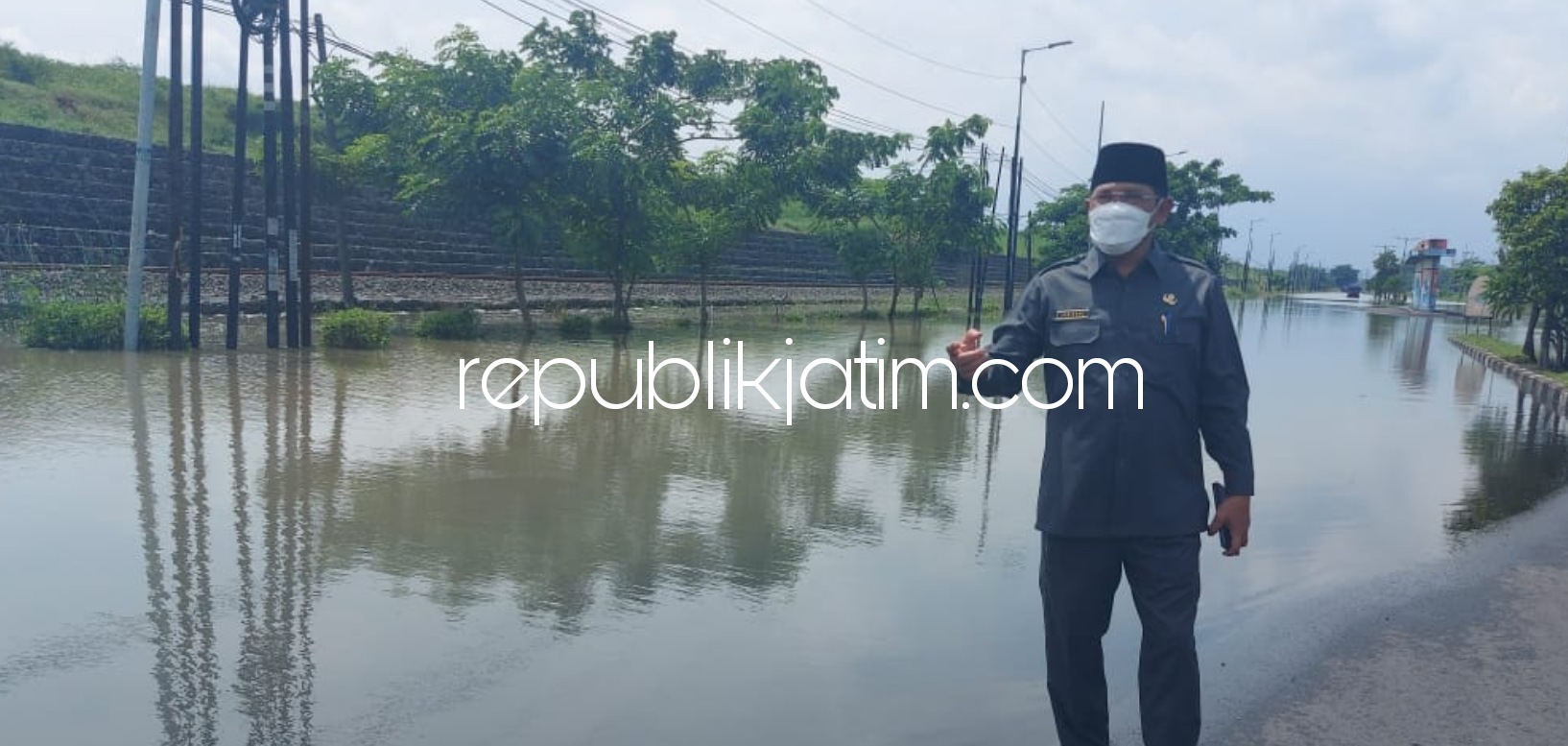 SIDAK - Pj Bupati Sidoarjo, Hudiyono menggelar sidak JL Raya Porong Lama, Sidoarjo yang tergenang air banjir hingga setinggi pinggang orang dewasa dengan kerahkan 7 pompa air untuk menyedot banjir di jalan utama Surabaya - Malang itu, Senin (18/01/2021).