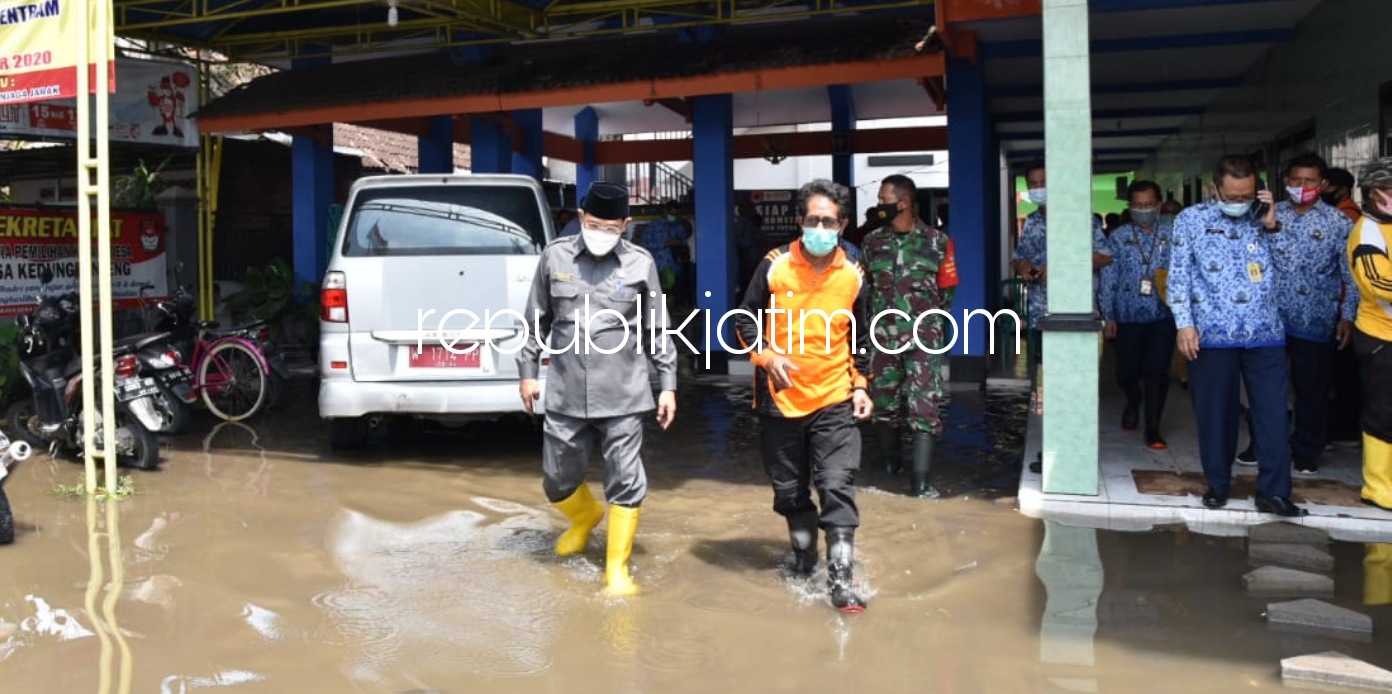 SIDAK - Pj Bupati Sidoarjo, Hudiyono didampingi Camat Tanggulangin, Sabino Mariano menggelar sidak ke sejumlah desa banjir di Kecamatan Tanggulangin, Sidoarjo yang statusnya sudah masuk darurat, Senin (18/01/2021).