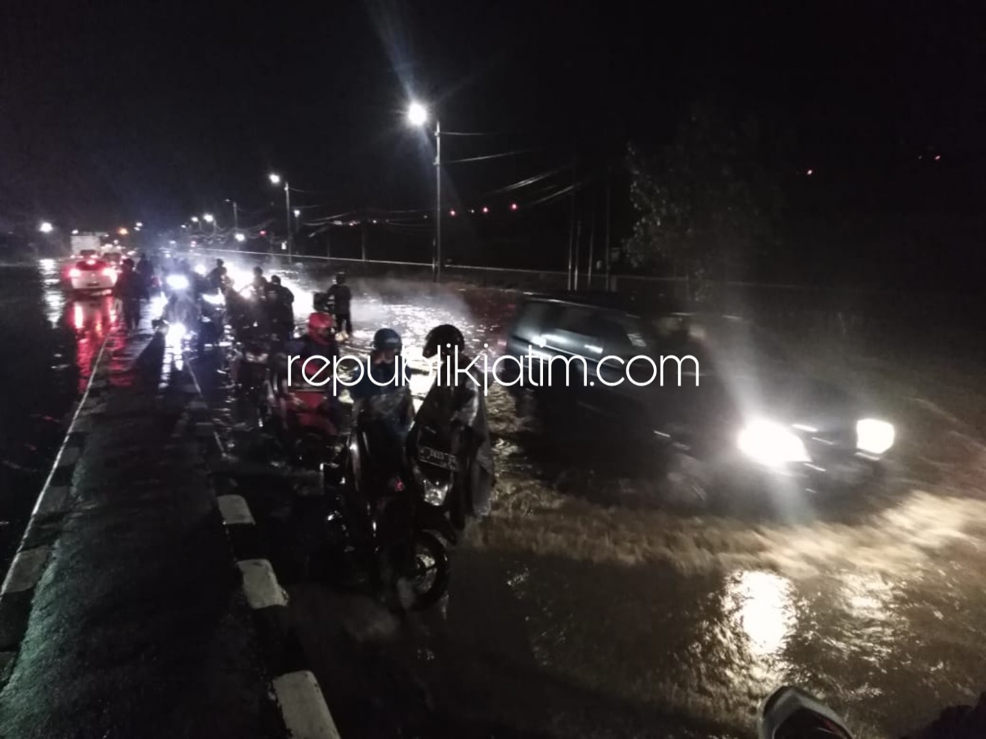 LANGGANAN - JL Raya Porong Lama Desa Siring, Kecamatan Porong, Sidoarjo kembali terendam banjir setinggi 30 sampai 50 sentimeter menyebabkan sejumlah motor mogok, Jumat (18/01/2019).