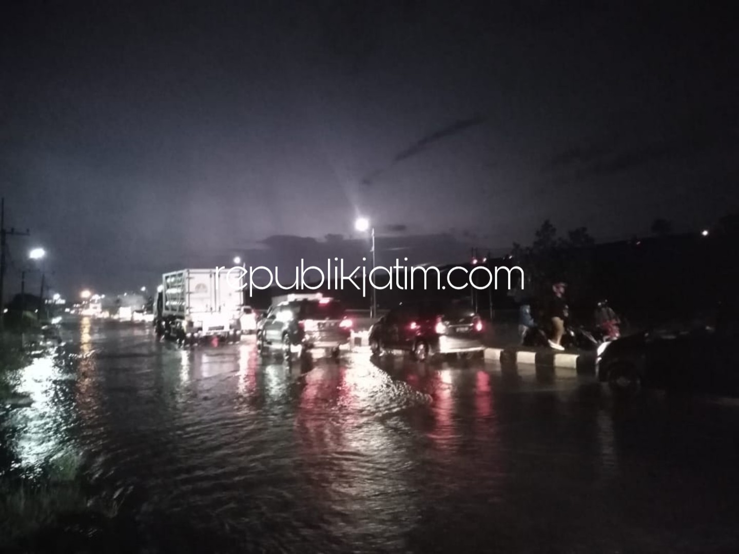 DIALIHKAN - Para pengguna JL Raya Porong Lama Desa Siring, Kecamatan Porong, Sidoarjo dialihkan melalui jalur Arteri Porong, Jumat (18/01/2019) malam.