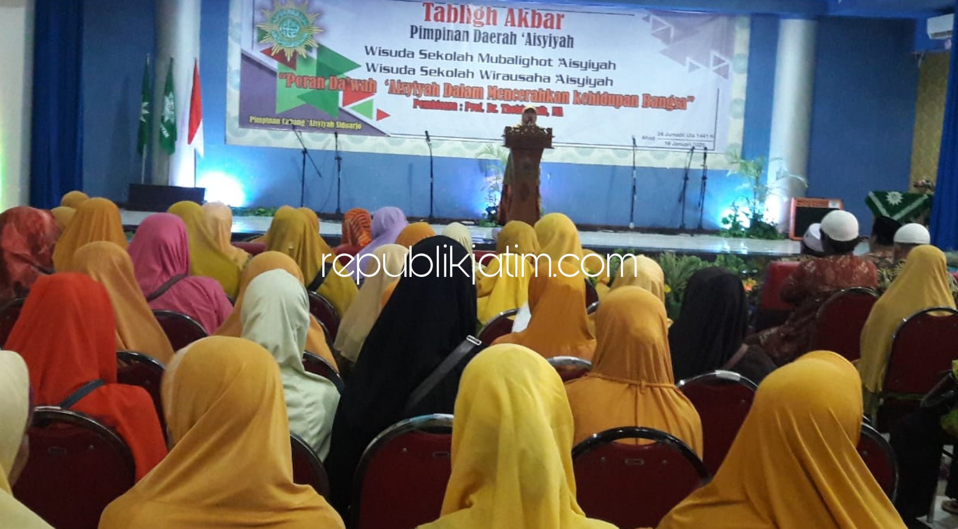 WISUDA - Pimpinan Daerah (PD) Aisyiyah Sidoarjo, Siti Zubaidah Syafi'i mewisuda 92 pengusaha (wirausahawati) baru dan puluhan muballighot di Aula SMA Muhammadiyah 2 (Smamda) disaksikan pengurus propinsi dan Plt Bupati Sidoarjo, Minggu (19/01/2020).