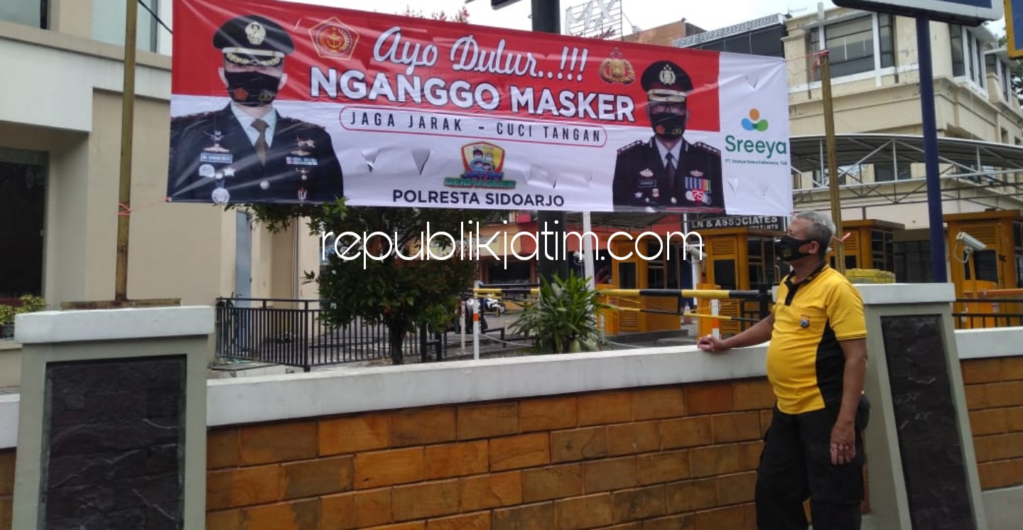 HIMBAUAN - Untuk Pencegahan penyebaran Corona (Covid -19), Polresta Sidoarjo memasang spanduk sosialisasi himbauan agar warga selalu menggunakan masker, di sejumlah wilayah hukum Sidoarjo, Selasa (19/01/2020).