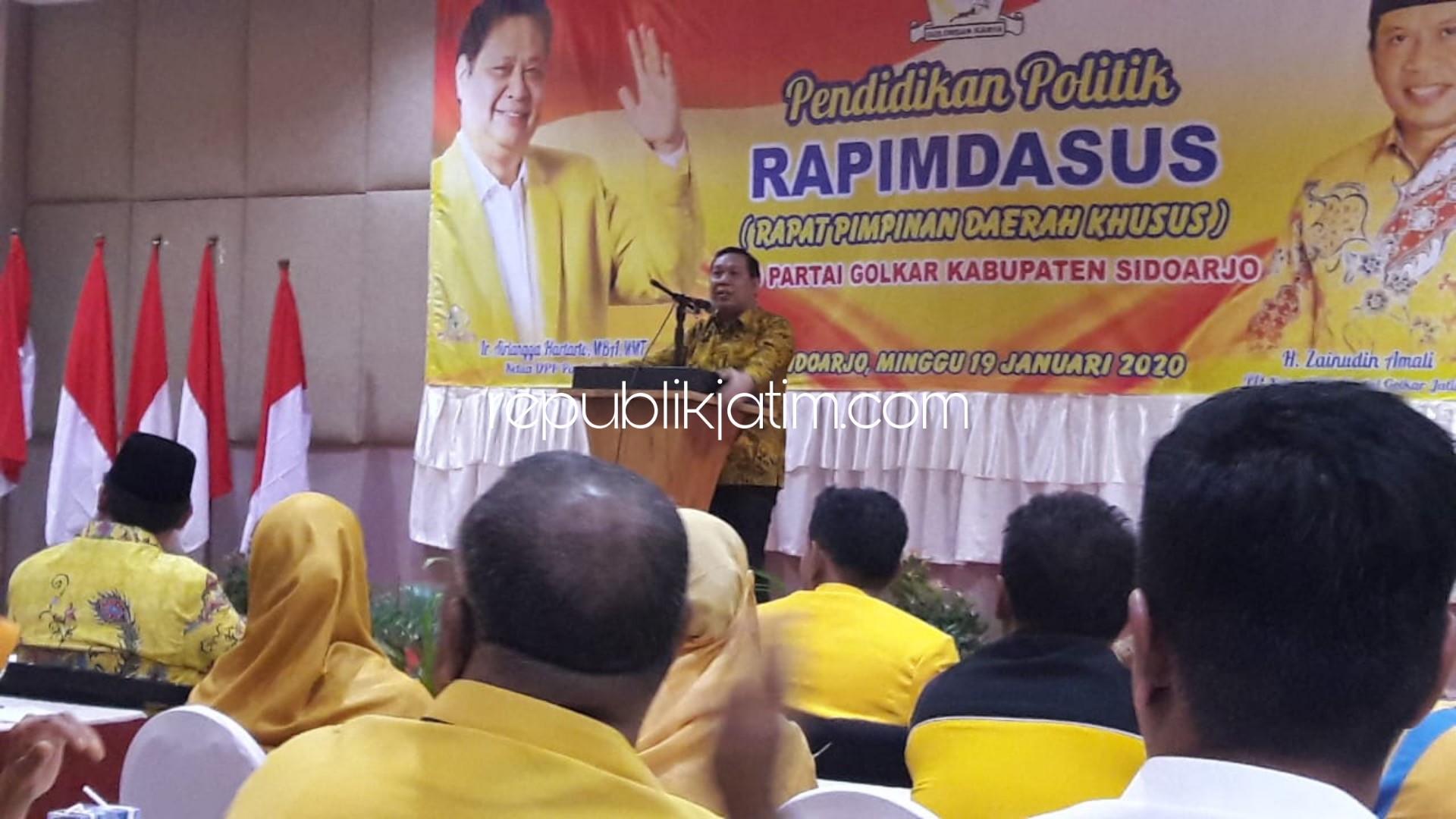SAMBUTAN - Ketua DPD Partai Golkar Sidoarjo, Warih Andono memberikan sambutan dalam acara Rapat Pimpinan Daerah Khusus (Rapimdasus) penyampaian visi dan misi Bacabup dan Bacawabup Sidoarjo dari Partai Golkar di Sun City Hotel, Minggu (19/01/2020).