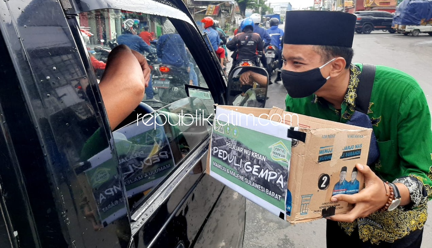 GALANG DANA - Anggota dan pengurus IPNU dan IPPNU PAC Krian menggalang dana untuk korban gempa Majene dan Mamuju, Sulawesi Barat di perempatan lampu merah Krian, Sidoarjo, Selasa (19/01/2021) sore.