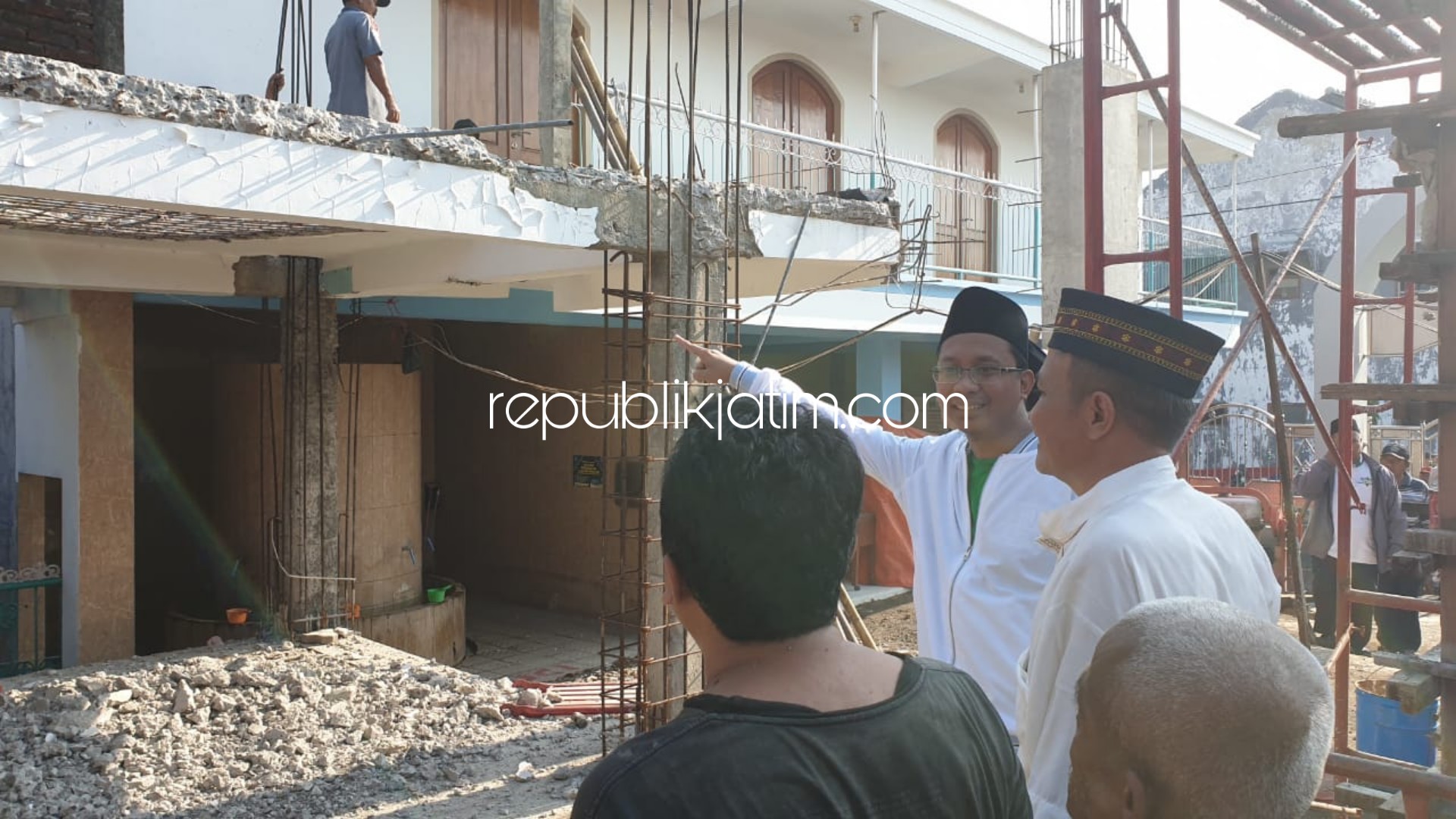 KERJA BAKTI - Bacabup Sidoarjo, Ahmad Muhdlor Ali bekerja bakti di Desa Masangan Kulon, Kecamatan Sukodono, Sidoarjo bersama warga dan para relawannya membangun musala dan membersihkan jalan desa, Minggu (19/01/2020).