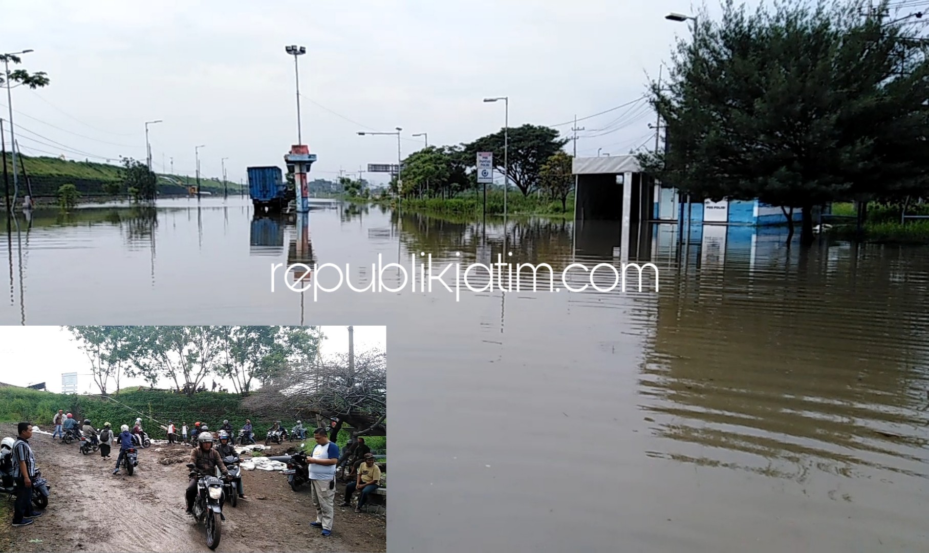 BANJIR - JL Raya Porong Lama yang masih banjir setinggi 60 sentimerter membuat para pengendara motor nekat melintasi jalan di atas tanggul Lumpur Lapindo di sisi timur JL Raya Tanggulangin - Porong, Sabtu (19/01/2019). 