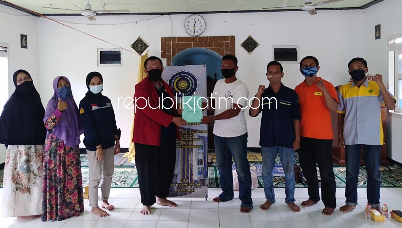 SERAHKAN - Ketua Tim Abdimas Umsida, Dr Jamaaluddin menyerahkan pompa disinfektan yang dikoneksi dengan Pembangkit Listrik Tenaga Surya (PLTS) untuk Masjid Baitul Muttaqin Dusun Pucukan, Desa Gebang, Kecamatan/Kabupaten Sidoarjo, Selasa (19/01/2021).