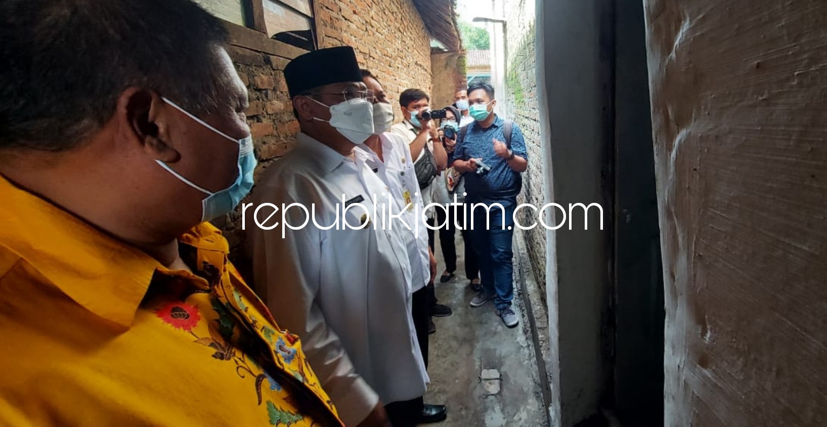 BANTUAN - Pj Bupati Sidoarjo, Hudiyono memberi bantuan Robil (55) warga Desa Seketi, Kecamatan Balongbendo, Sidoarjo, Rabu (20/01/2021).
