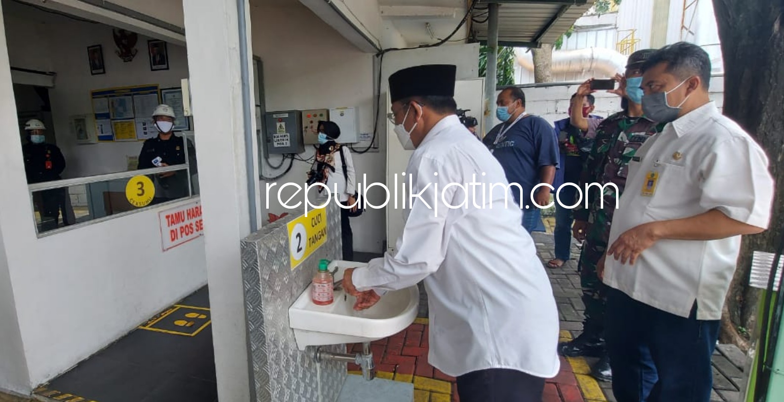 SIDAK - Pj Bupati Sidoarjo, Hudiyono menggelar sidak penerapan PPKM di kawasan industri di Gedangan, Sidoarjo, Rabu (20/01/2021). 