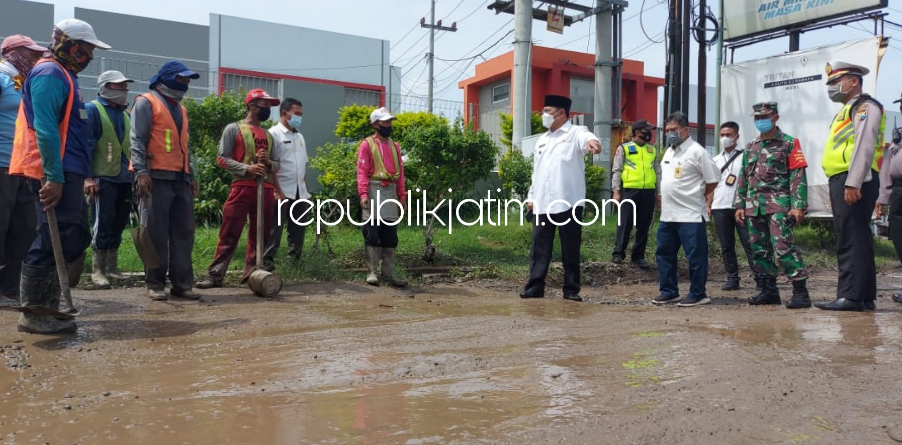 DIPERBAIKI - Pj Bupati Sidoarjo, Hudiyono mengecek mulai dikerjakannya perbaikan JL Raya Gedangan - Sedati di Desa Wedi, Kecamatan Gedangan, Sidoarjo yang rusak berat kemarin, Rabu (20/01/2021).