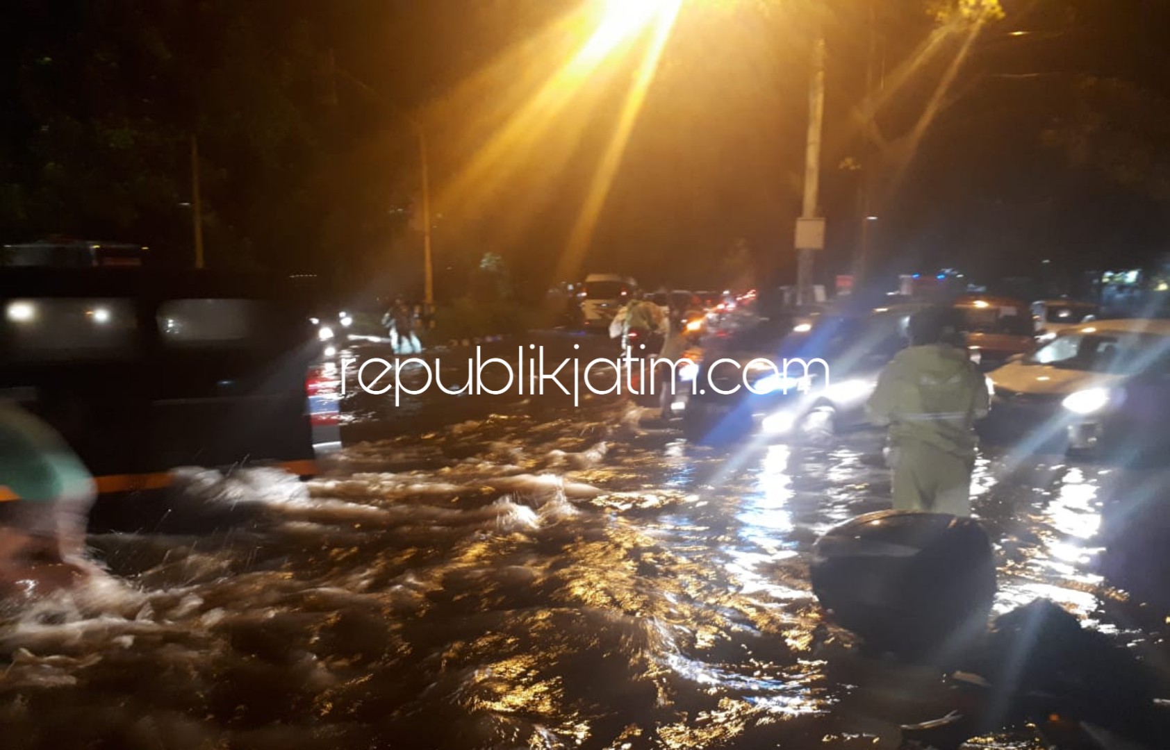 BANJIR - JL Raya Juanda, Sidoarjo tergenang air banjir menyebabkan petugas Satuan Lantas Polresta Sidoarjo sibuk mengatur arus lalu lintas, Minggu (20/01/2019).