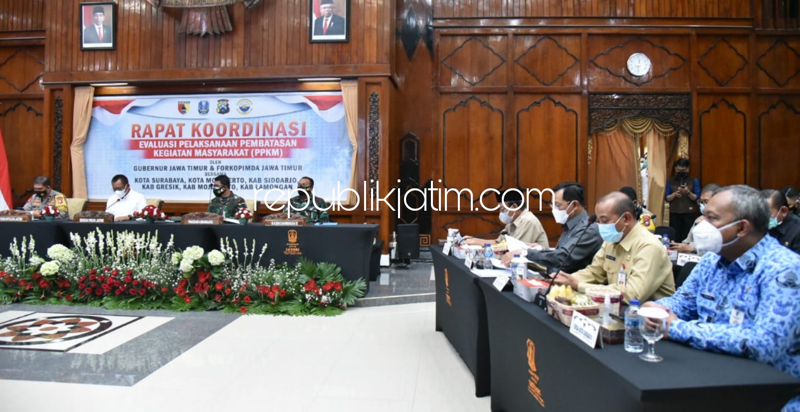 PAPARAN - Pj Bupati Sidoarjo, Hudiyono didampingi Forkopimda paparan soal ruang isolasi pasien Covid-19 di Sidoarjo yang masih penuh di Kantor Gubernur Jatim, Senin (18/01/2021) malam.