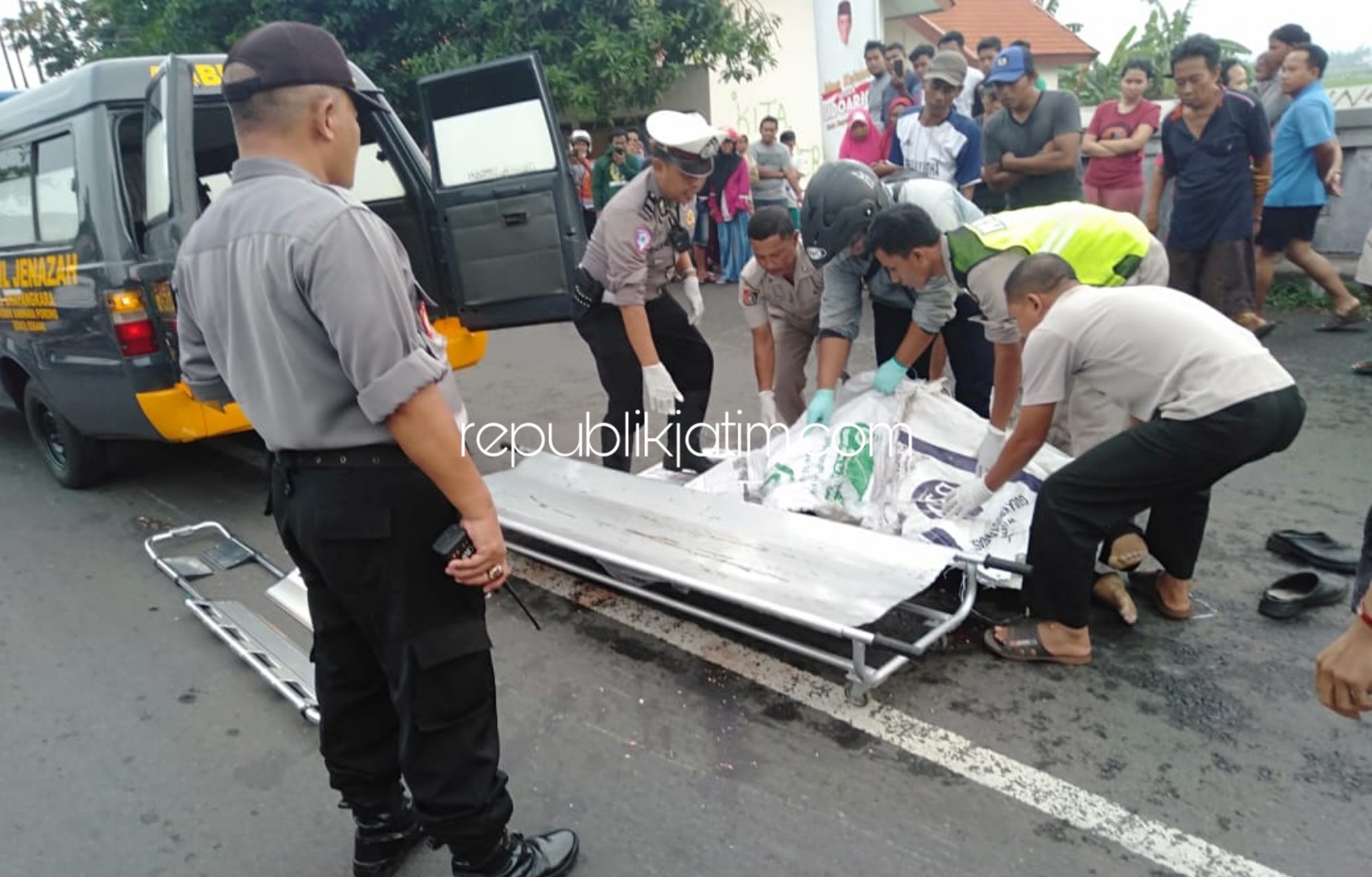 EVAKUASI - Petugas mengevakuasi jenazah Rudianto untuk dibawa ke RS Bhayangkara Pusdik Gasum Porong, Senin (20/01/2020).