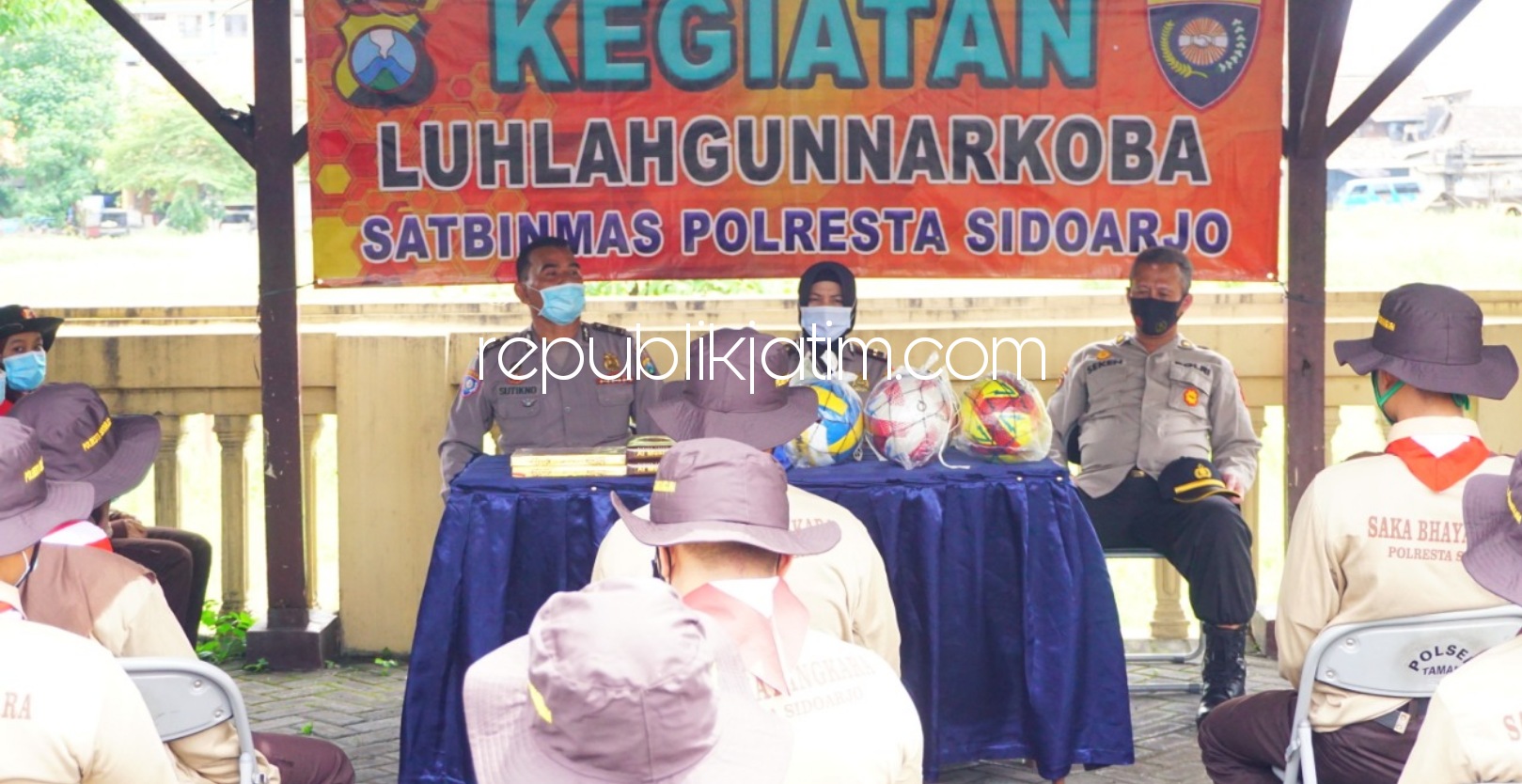 GANDENG - Sebagai upaya membentengi para pelajar dari bahaya peredaran dan penyalahgunaan narkoba, Polresta Sidoarjo terus giat penyuluhan ke sekolah-sekolah dengan menggandeng Saka Bhayangkara, Rabu (20/01/2021).