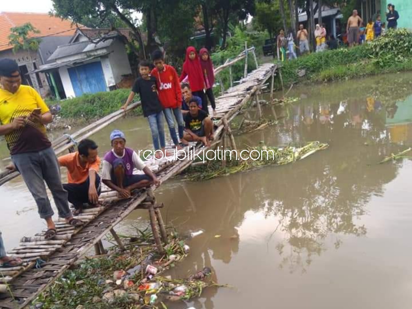 PENEMUAN BAYI - Warga Desa Ngaresrejo, Kecamatan Sukodono, Sidoarjo dikagetkan penemuan bayi laki-laki yang mengapung dibawa jembatan bambu aliran sungai desa itu, Minggu (19/01/2020) sore.