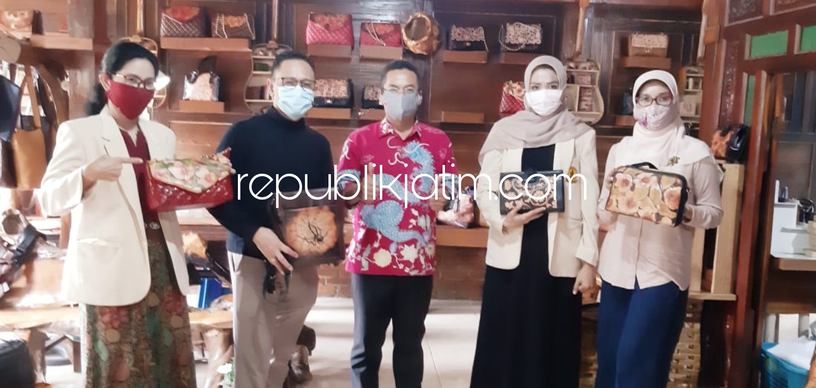 KUNJUNGAN - Tim Abdimas FEB UWKS mengunjungi UMKM produksi tas kulit Mabucci di JL Raya Desa Kedensari, Kecamatan Tanggulangin, Sidoarjo sebagai upaya pendampingan dan pengabdian dalam pengembangan UMKM, Rabu (20/01/2021).