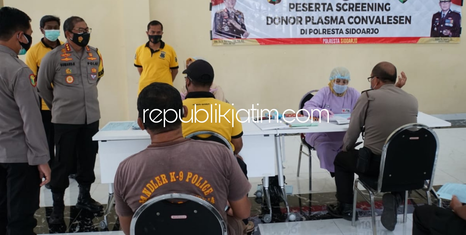 DONOR - Kapolresta Sidoarjo, Kombes Pol Sumardji mengecek proses donor plasma yang digelar di Aula Polresta Sidoarjo, Kamis (21/01/2021).