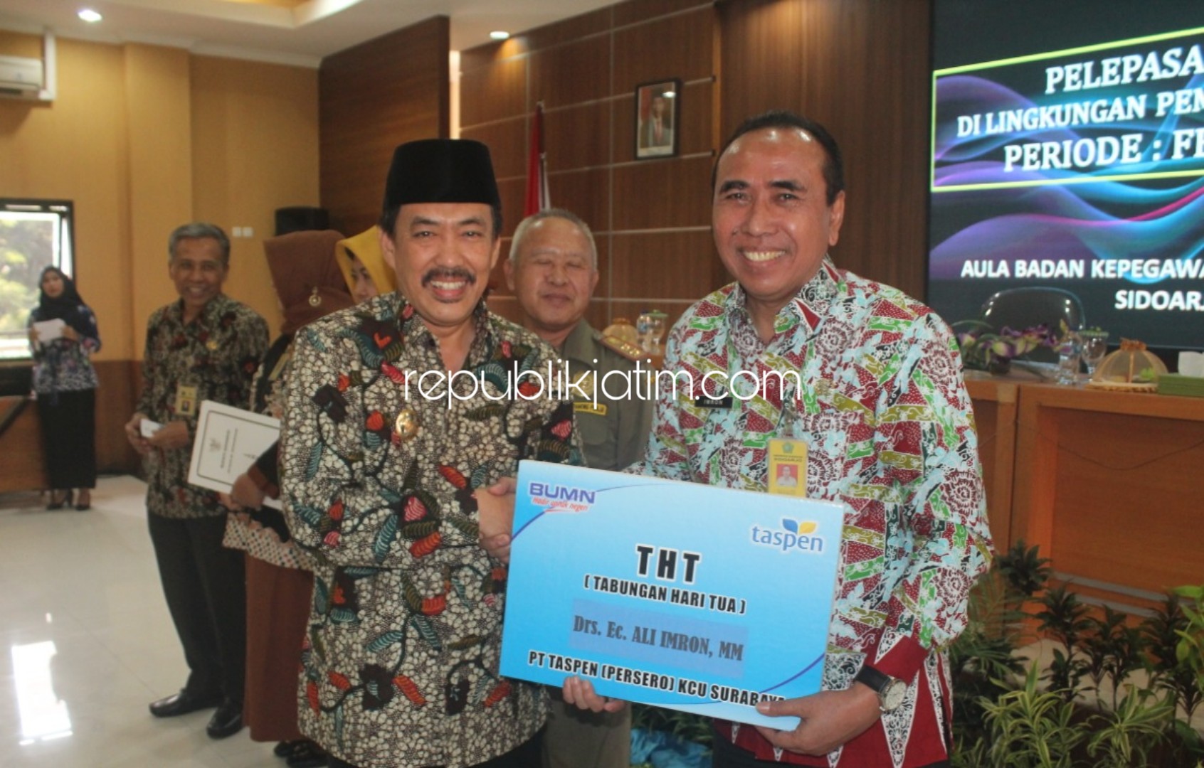 SK PENSIUN - Plt Bupati Sidoarjo, Nur Ahmad Syaifuddin menyerahkan SK Pensiun bagi Kepala Dinas disaksikan Sekda Sidoarjo, Ahmad Zaini, Manager Umum dan SDM PT Taspen Surabaya Didik Supriyanto serta Kepala BKD, Ridho Prasetyo, Selasasa (21/01/2020).