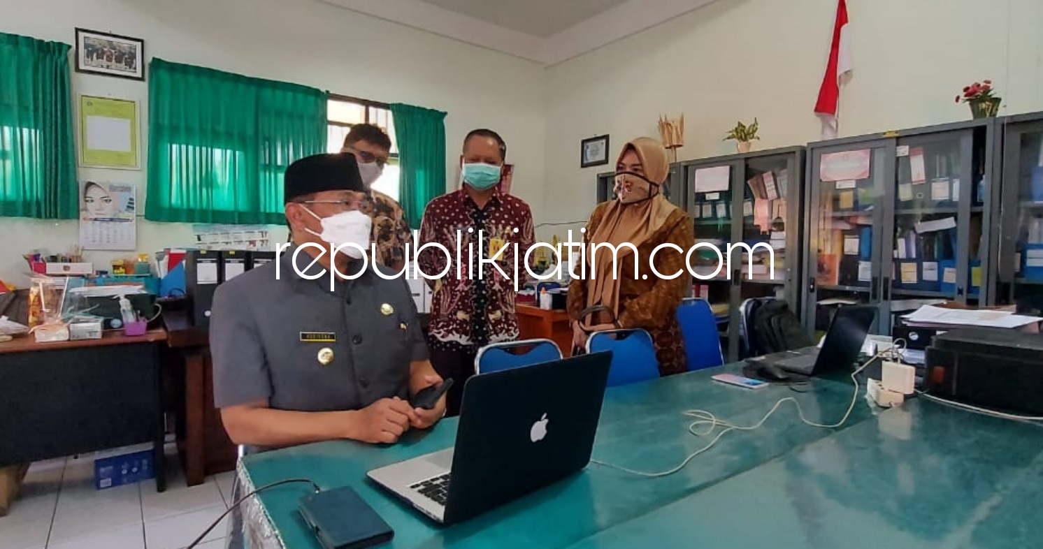 KUNJUNGAN - Pj Bupati Sidoarjo, Hudiyono mengunjungi SMPN 1 Sidoarjo untuk memastikan sistem belajar daring, Kamis (21/01/2021). 