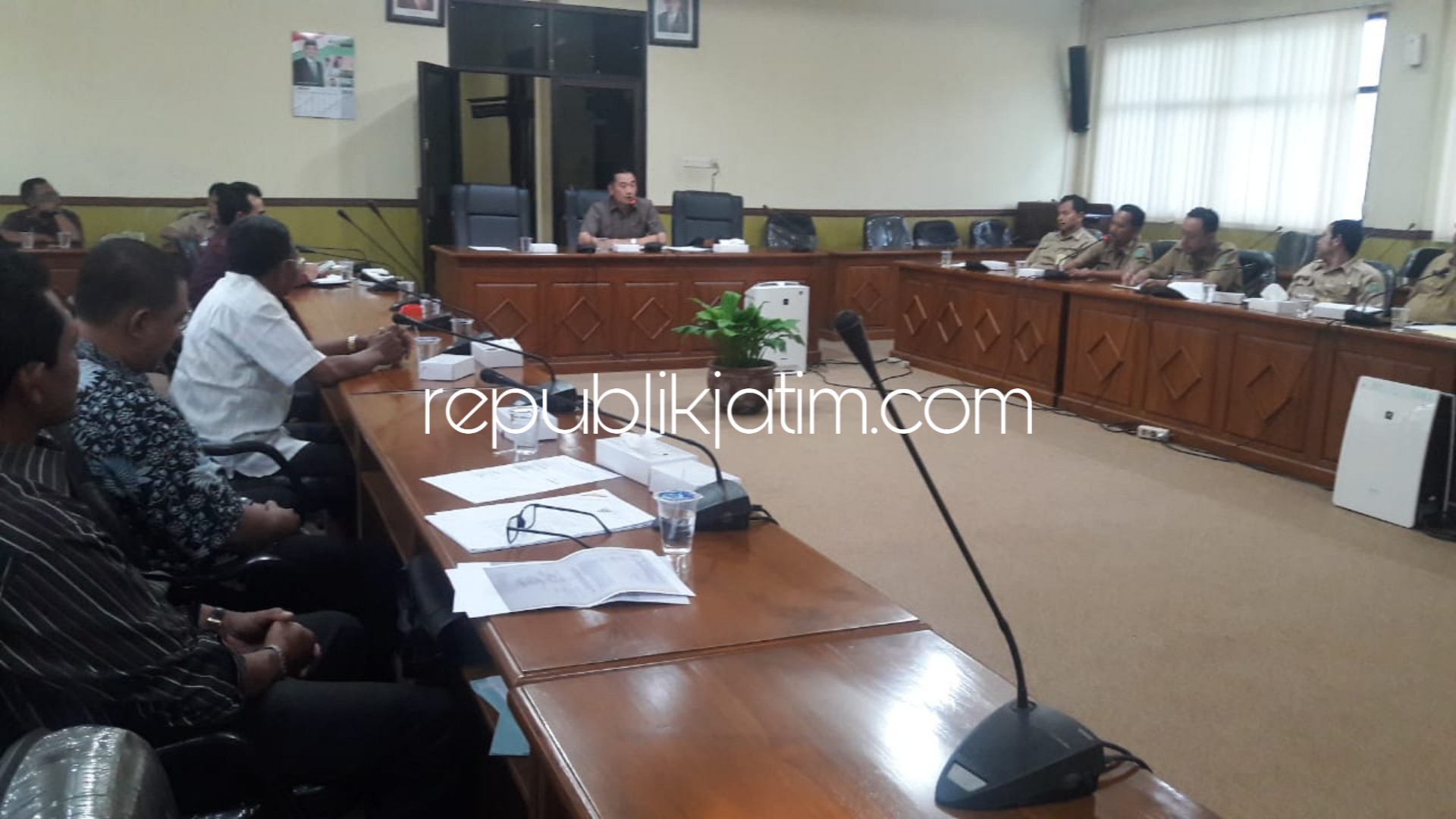 HEARING - Ketua Komisi A DPRD Sidoarjo, M Taufiqulbar memimpin hearing kasus penerimaan perangkat Desa Banjarkemuning, Kecamatan Sedati, Sidoarjo, Senin (21/01/2019).