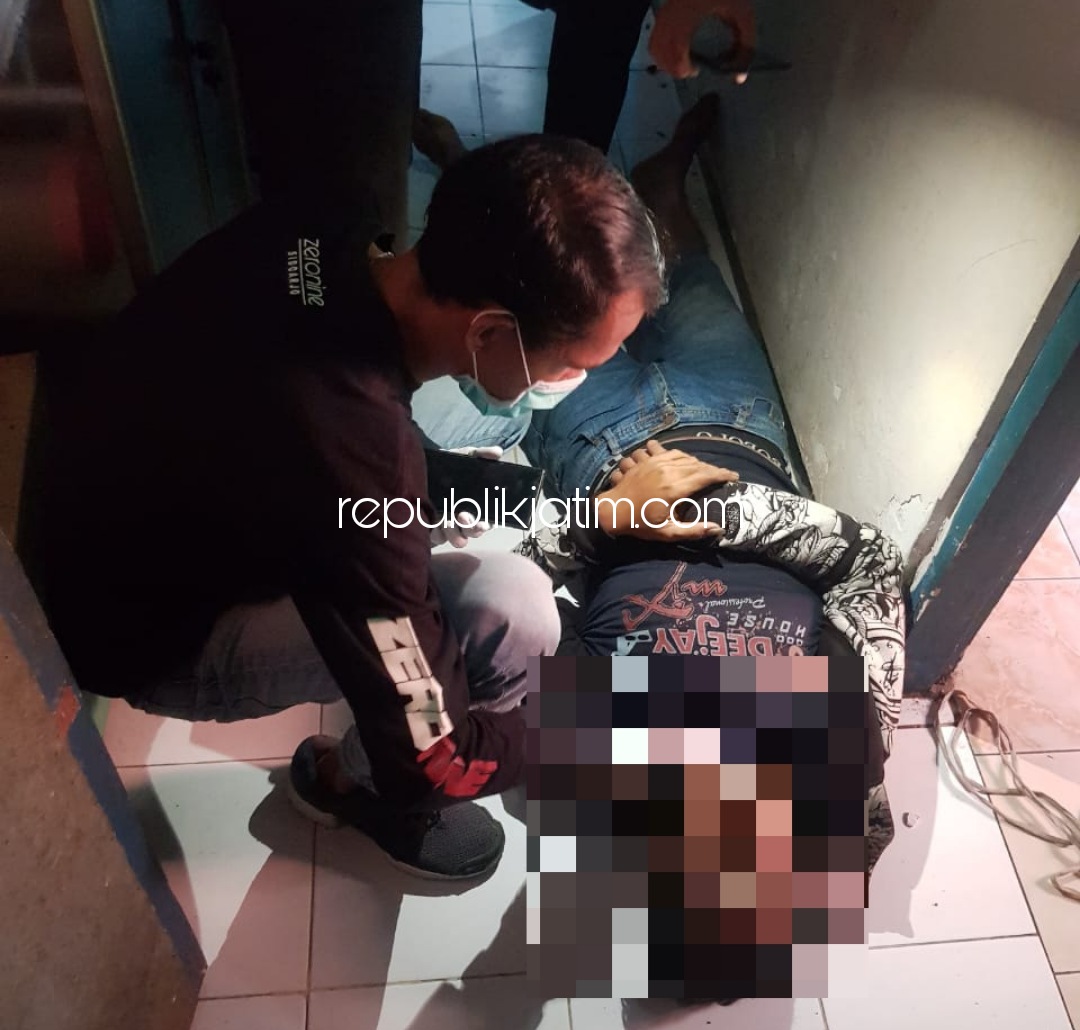 EVAKUASI - Sejumlah petugas mengevakuasi jenazah, Edi Purnomo (34) warga Dusun Sampuri, Desa Karangpuri, Kecamatan Wonoayu, Sidoarjo yang diduga tewas gantung diri, Kamis (21/01/2021).