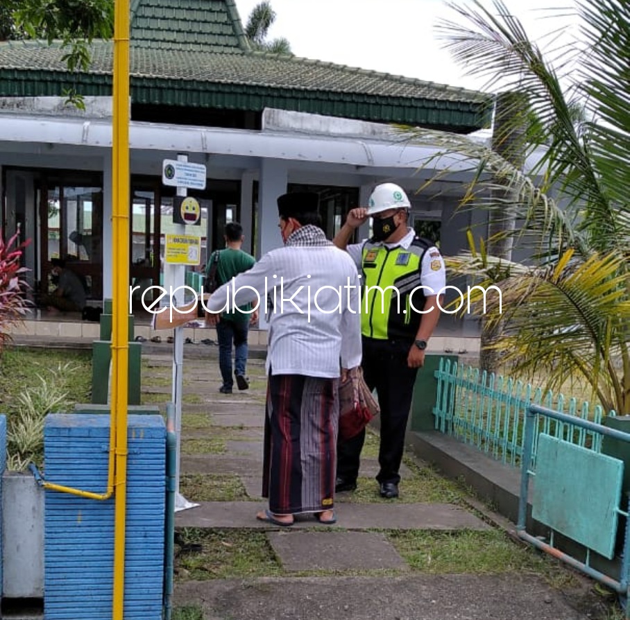 BANTUAN - Tim Abdimas Umsida memberi bantuan satu set Termometer Otomatis (nonkontak) kepada pengurus Masjid Al-Ishlah Perum Jasa Tirta Kediri, Selasa (20/01/2021) kemarin.