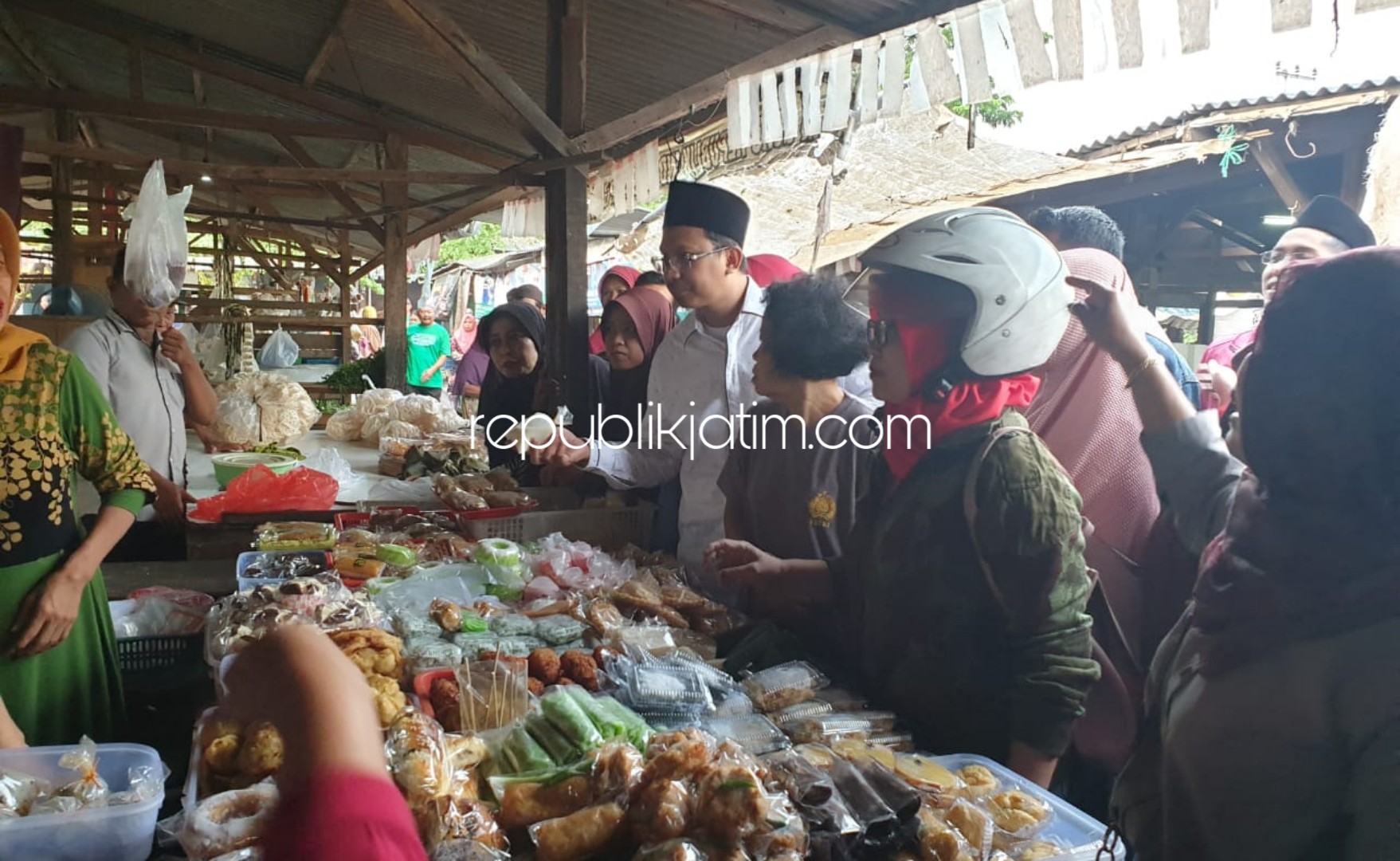 DISAMBATI - Bacabup Sidoarjo, Ahmad Muhdlor Ali disambati para pedagang Pasar Desa Sugihwaras, Kecamatan Candi, Sidoarjo soal pavingisasi jalan pasar dan sanitasi (saluran) air, Selasa (21/01/2020).