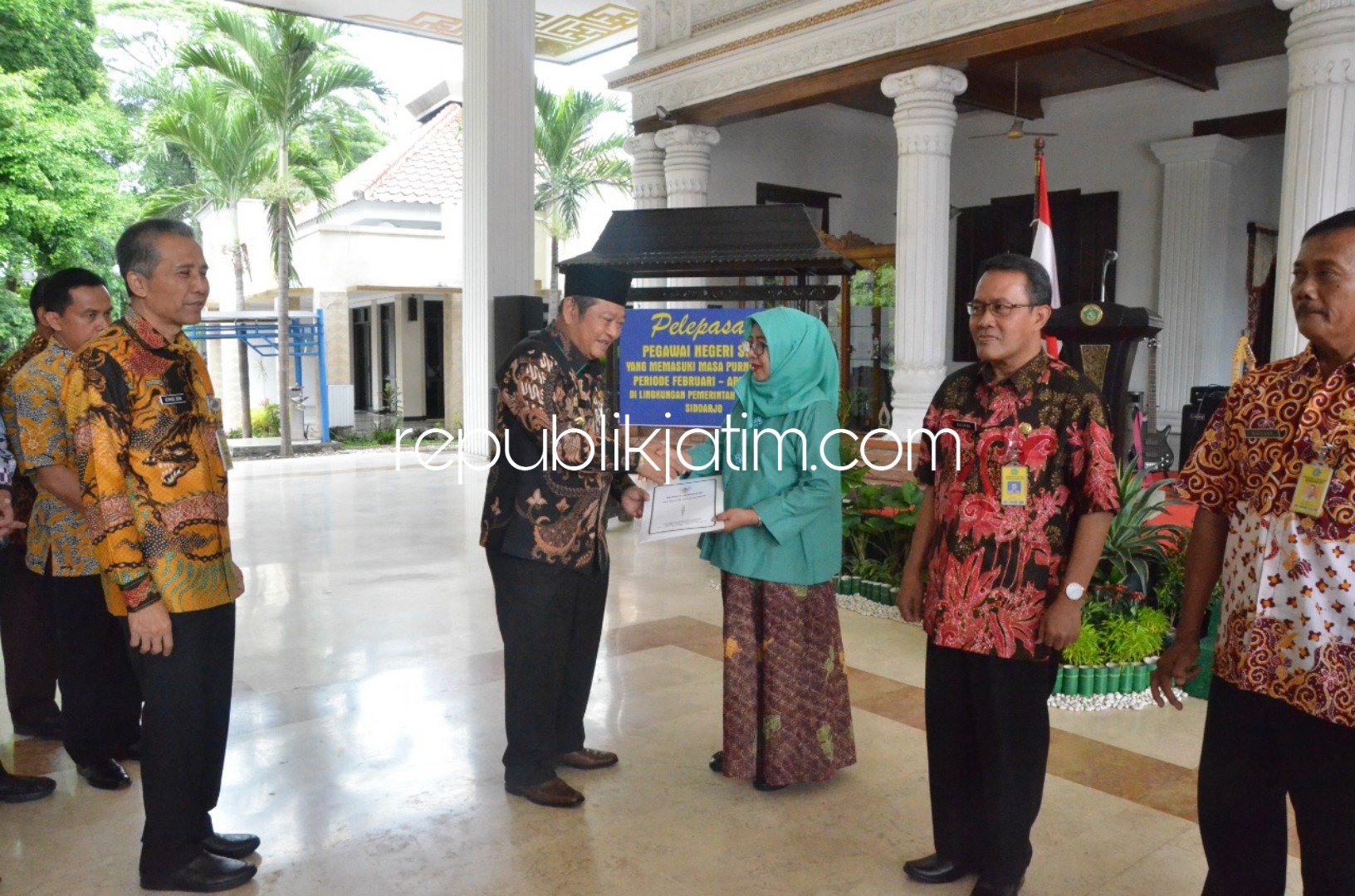 MELEPAS - Bupati Sidoarjo, Saiful Ilah melepas sebanyak 113 Pegawai Negeri Sipil (PNS) yang memasuki masa pensiun Februari - April Tahun 2019 di Pendopo Delta Wibawa, Selasa (22/01/2019).