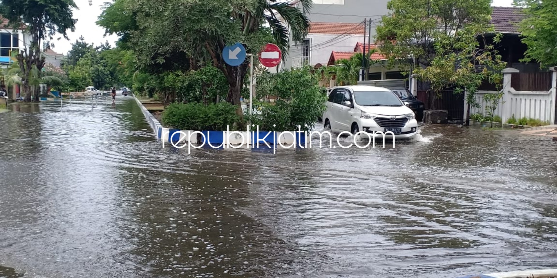 BANJIR - Jalan di Perumahan Griya Mapan Sentosa, Desa Tropodo, Kecamatan Waru, Sidoarjo yang masih banjir disiapkan 2 mesin pompa oleh Dinas PU Bina Marga dan Sumber Daya Air Pemkab Sidoarjo agar segera surut, Selasa (22/01/2019).