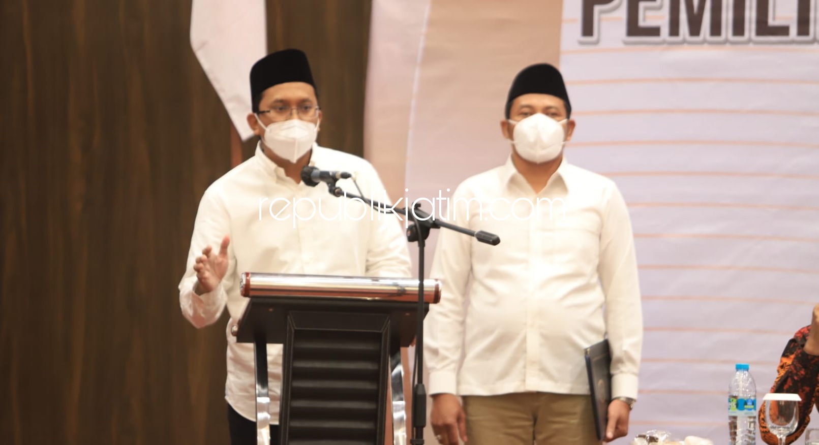 PEMENANG - Ketua KPU Sidoarjo, M Iskak menyerahkan berkas penetapan Ahmad Muhdlor Ali dan Subandi sebagai Bupati dan Wakil Bupati Sidoarjo Terpilih hasil Pilkada 2020 di Fave Hotel Sidoarjo, Jumat (22/01/2021) sore.