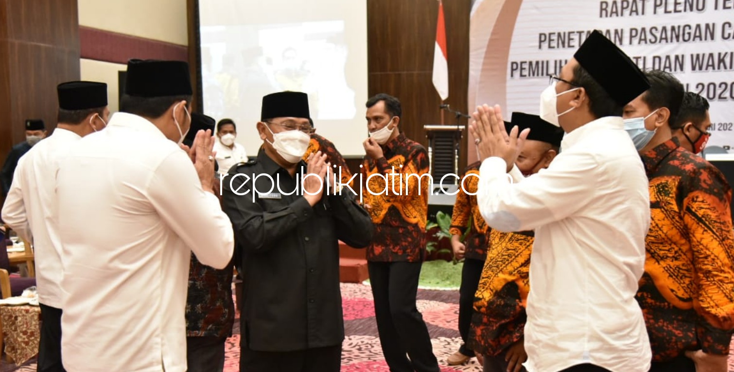UCAPAN - Pj Bupati Sidoarjo, Hudiyono memberi ucapan kepada Bupati dan Wakil Bupati Sidoarjo Terpilih hasil Pilkada 2020 saat menghadiri acara penetapan yang digelar KPU Sidoarjo di Fave Hotel, Jumat (22/01/2021) sore.