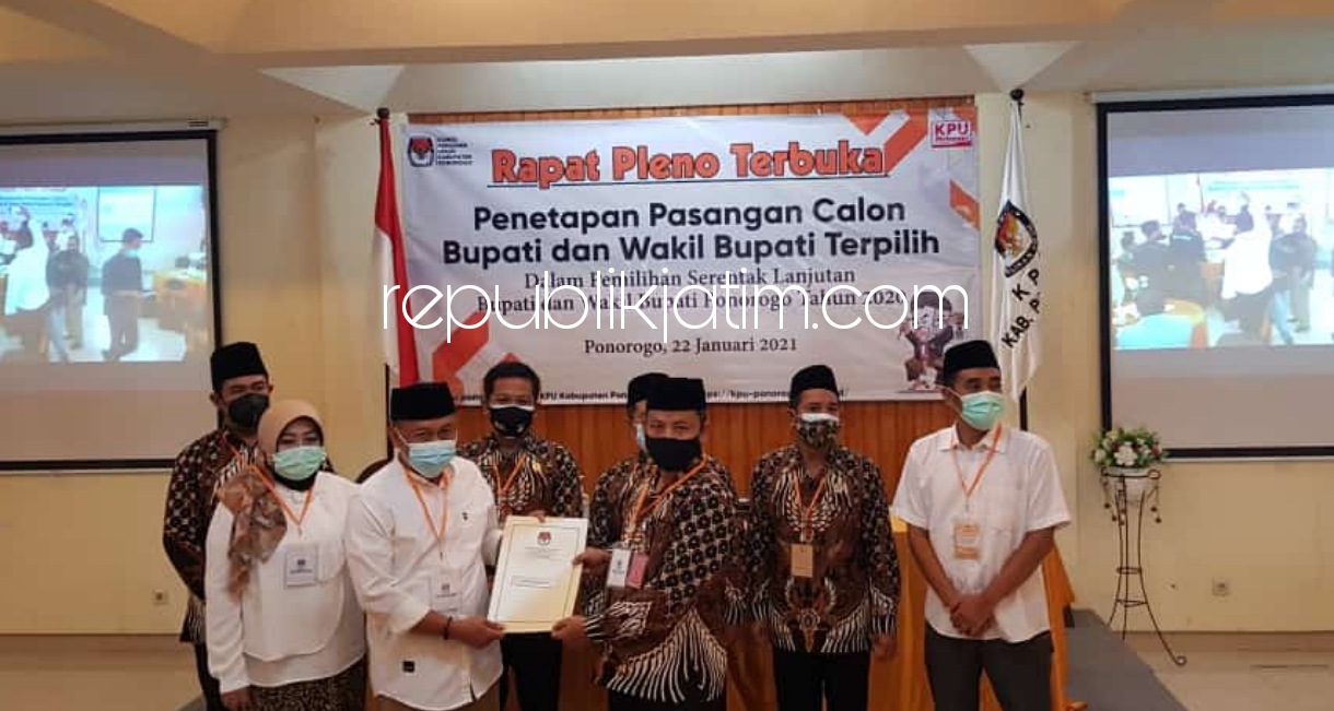 PENETAPAN - Ketua KPU Ponorogo, Munajat menyerahkan hasil rapat pleno penetapan Sugiri Sancoko dan Lisdyarita sebagai Bupati dan Wakil Bupati Ponorogo Terpilih, Jumat (22/01/2021).