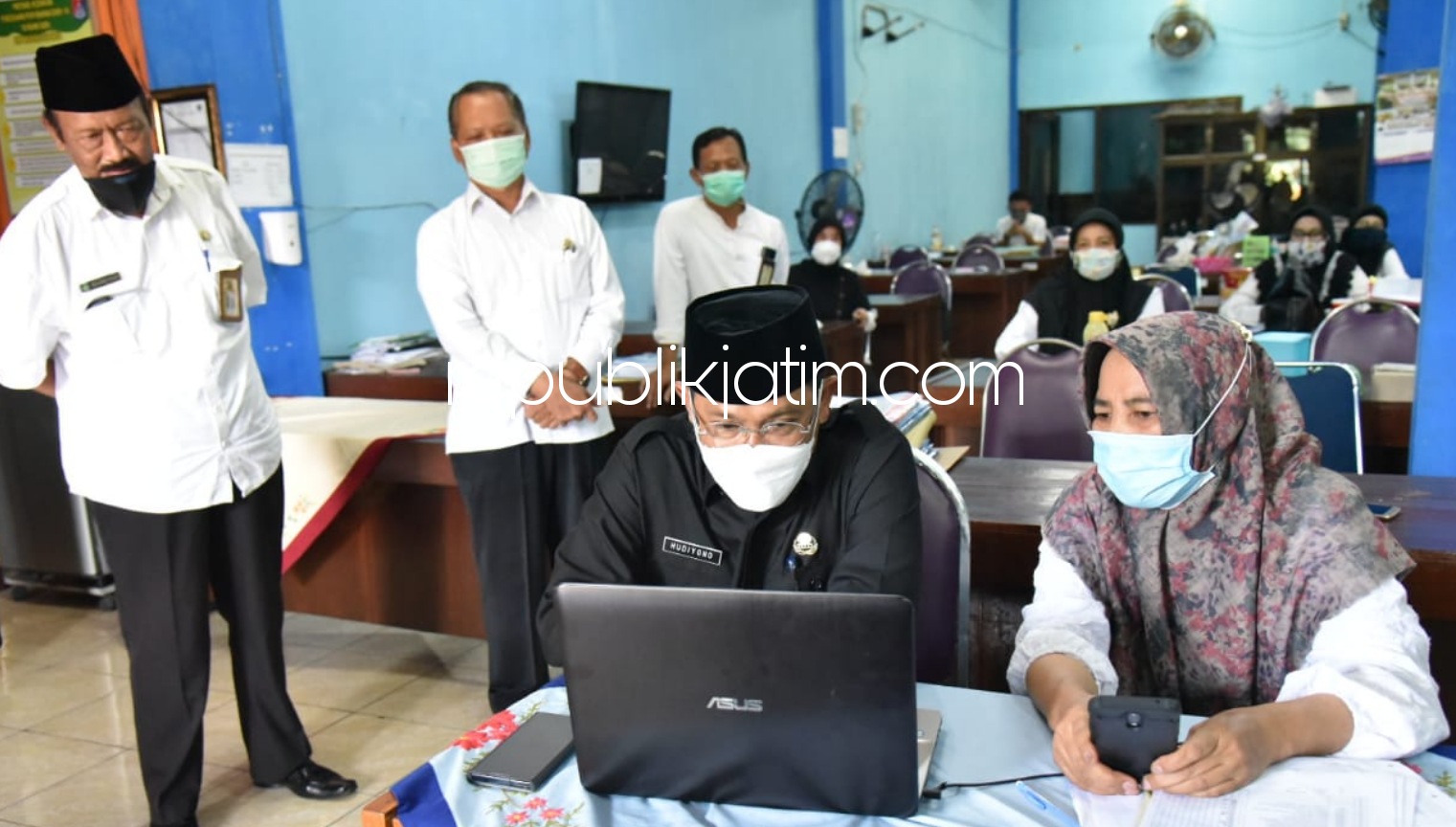 SIDAK - Pj Bupati Sidoarjo, Hudiyono sidak pembelajaran daring ke SMPN 2 Sidoarjo didampingi Kepala Dinas Pendidikan dan Kepala SMPN 2 Sidoarjo untuk memastikan sistem belajar daring, Jumat (22/01/2021).