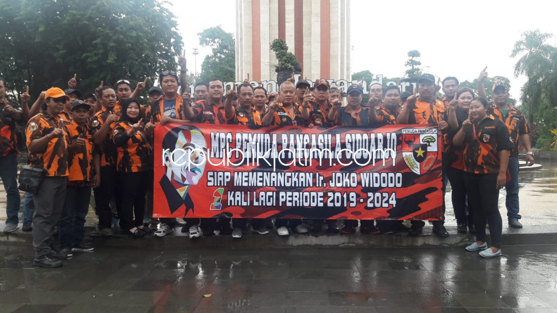 DEKLARASI - Sebanyak 50 pengurus MPC Pemuda Pancasila Sidoarjo mendeklarasikan diri mendukung pasangan Capres dan Cawapres, Joko Widodo - KH Ma'ruf Amin di Monumen Jayandaru, Alun-Alun Sidoarjo, Rabu (23/01/2019).