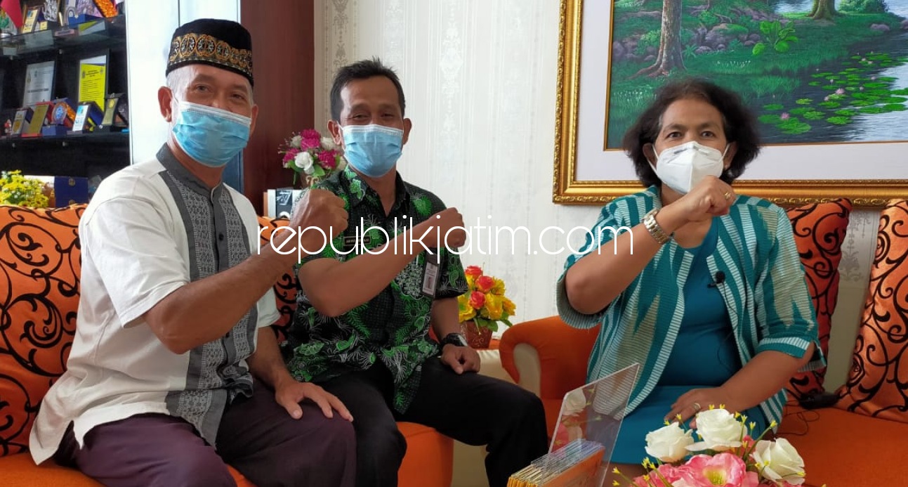 EVALUASI - Tim Penilaian Kinerja Kepala Sekolah (PKKS), Ernesta Dwi Winasis berdialog dengan Kepala Smamita, Zainal Arif Fakhrudi saat kunjungan dan penilaian, Kamis (21/01/2021) kemarin.