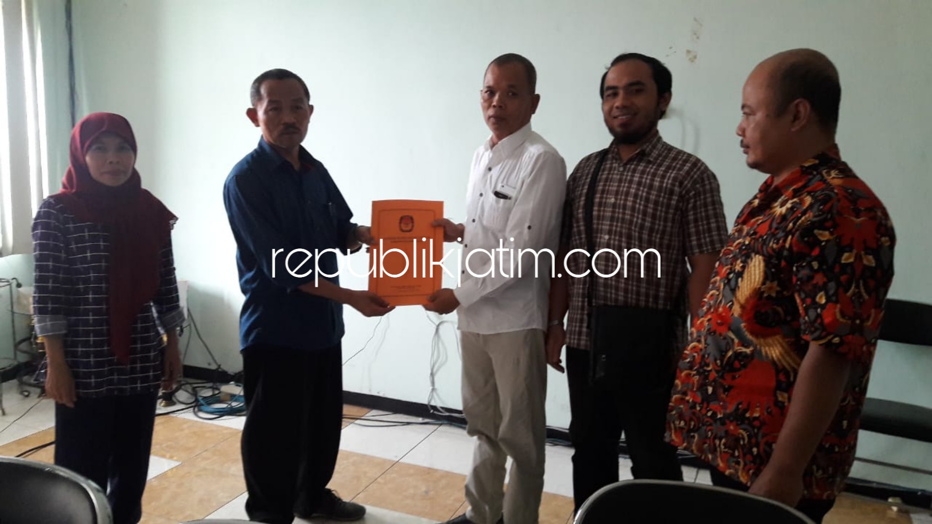 DICORET - Ketua KPU Sidoarjo, M Zainal Abidin menyerahkan berkas pencoretan nama Caleg Partai Gerindra, M Rifai dari Daftar Calon Tetap (DCT) karena turun keputusan MA yang menyatakan Caleg ini divonis 6 bulan penjara, Rabu (23/01/2019).