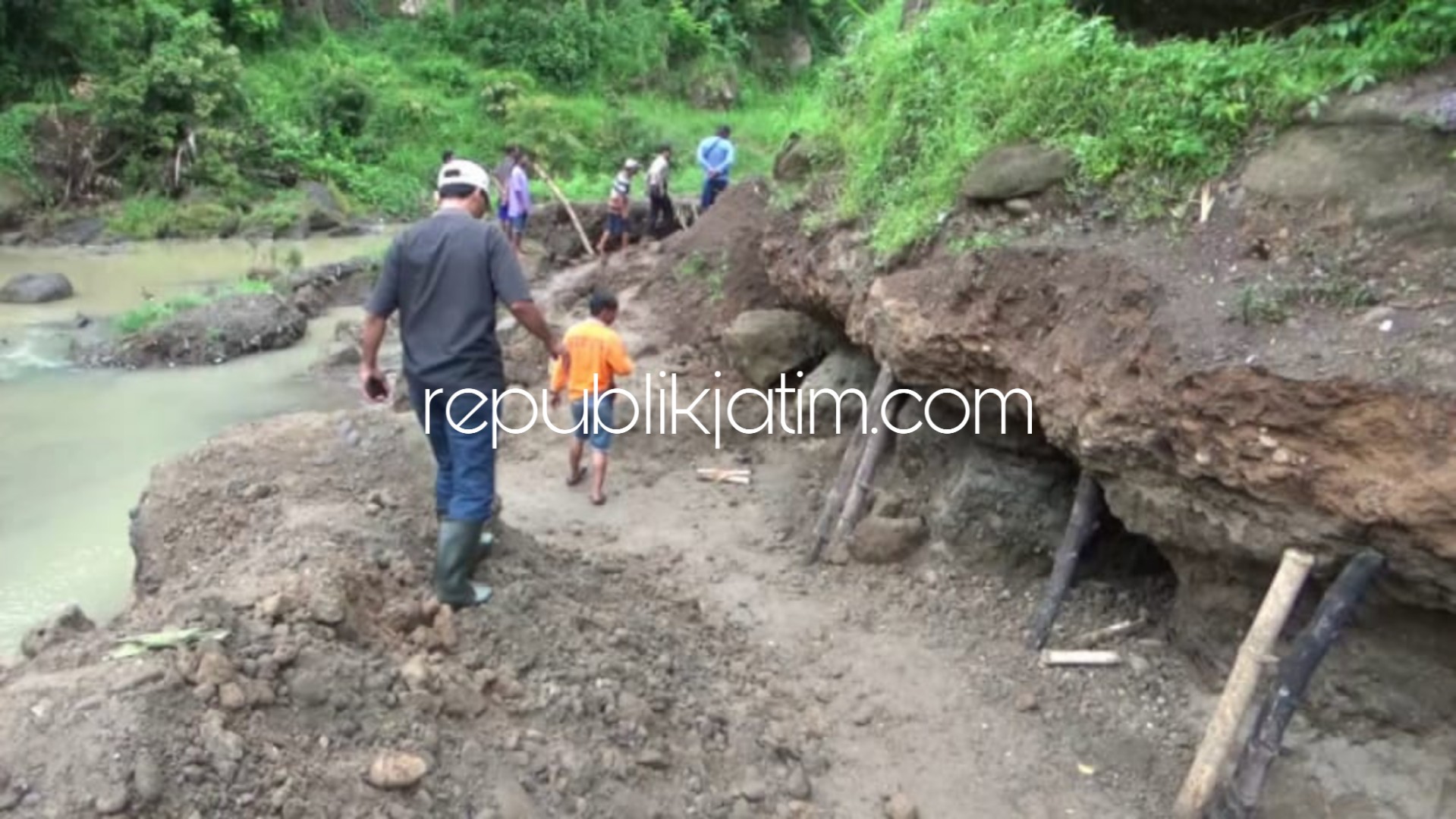 OLAH TKP - Sejumlah anggota Polsek Paron dan Polres Ngawi menggelar olah TKP lokasi 2 penambang pasir yang tewas tertimbun longsor di Desa Kedungputri, Kecamatan Paron, Ngawi, Selasa (22/01/2019).