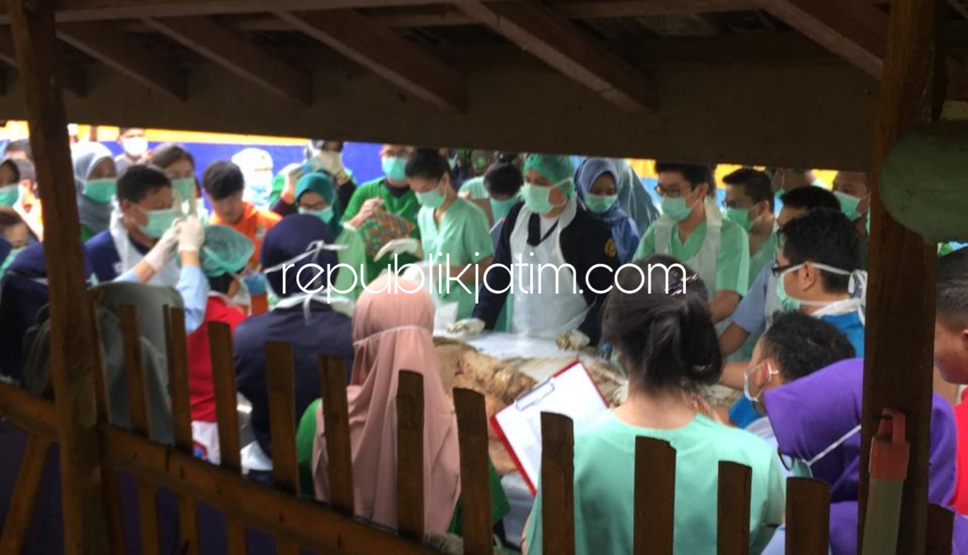 BONGKAR - Tim Forensik dan Satuan Polres Wonogiri membongkar makam NA warga Dusun Pakis, Desa Karangan Kecamatan Badegan, Ponorogo yang diduga tewas karena aborsi, Rabu (23/01/2019).