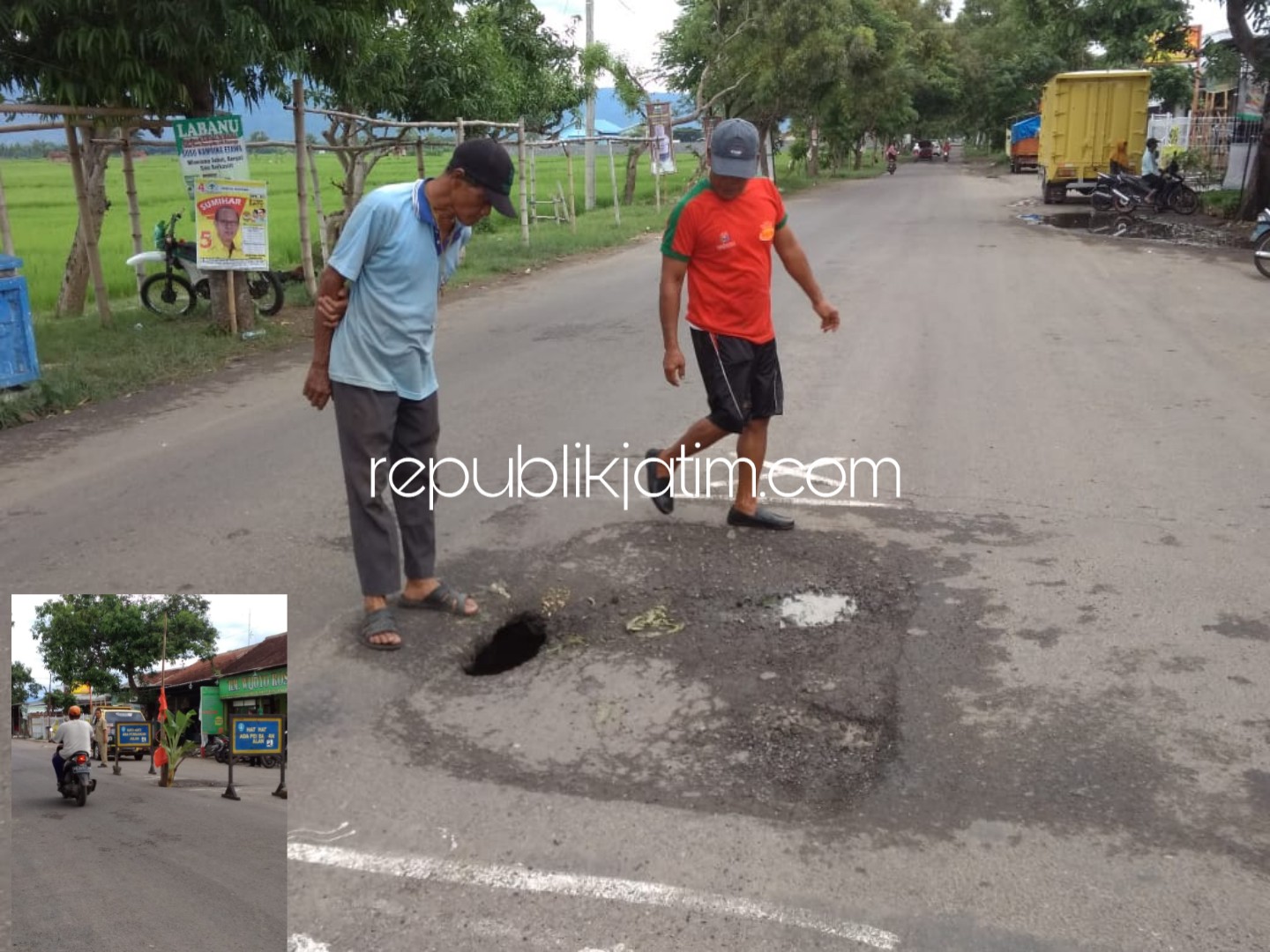 BERLUBANG - Jalan raya antar Kecamatan Jetis - Kecamatan Bungkal, Ponorogo yang berlubang dikeluhkan warga dan pengguna jalan, Selasa (22/01/2019).