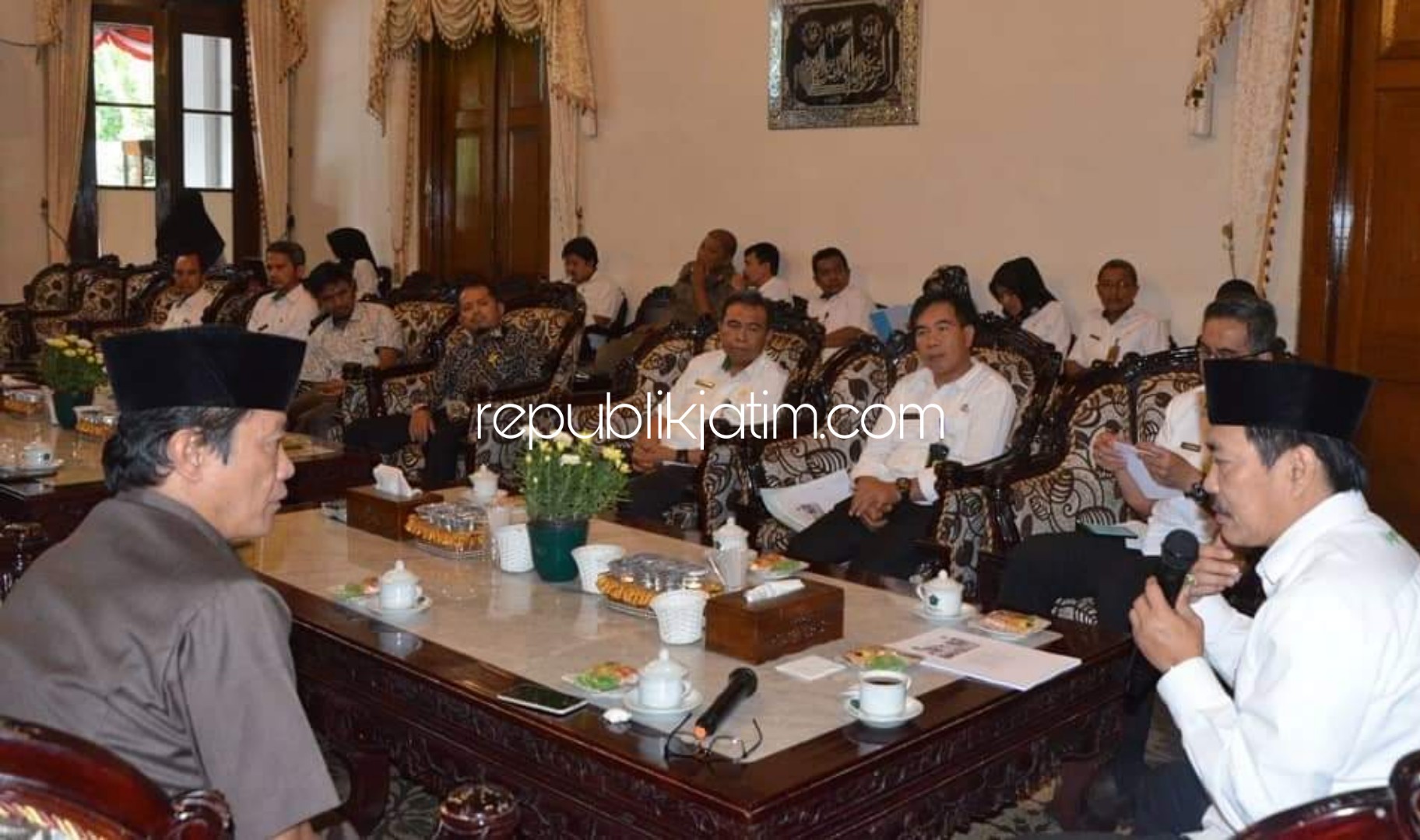 KUNJUNGAN - Plt Bupati Sidoarjo, Nur Ahmad Syaifuddin menemui tamu dari DPRD Ciamis, Jawa Barat untuk belajar soal program Parkir Berlangganan saat di Pendopo Delta Wibawa, Rabu (22/01/2020).