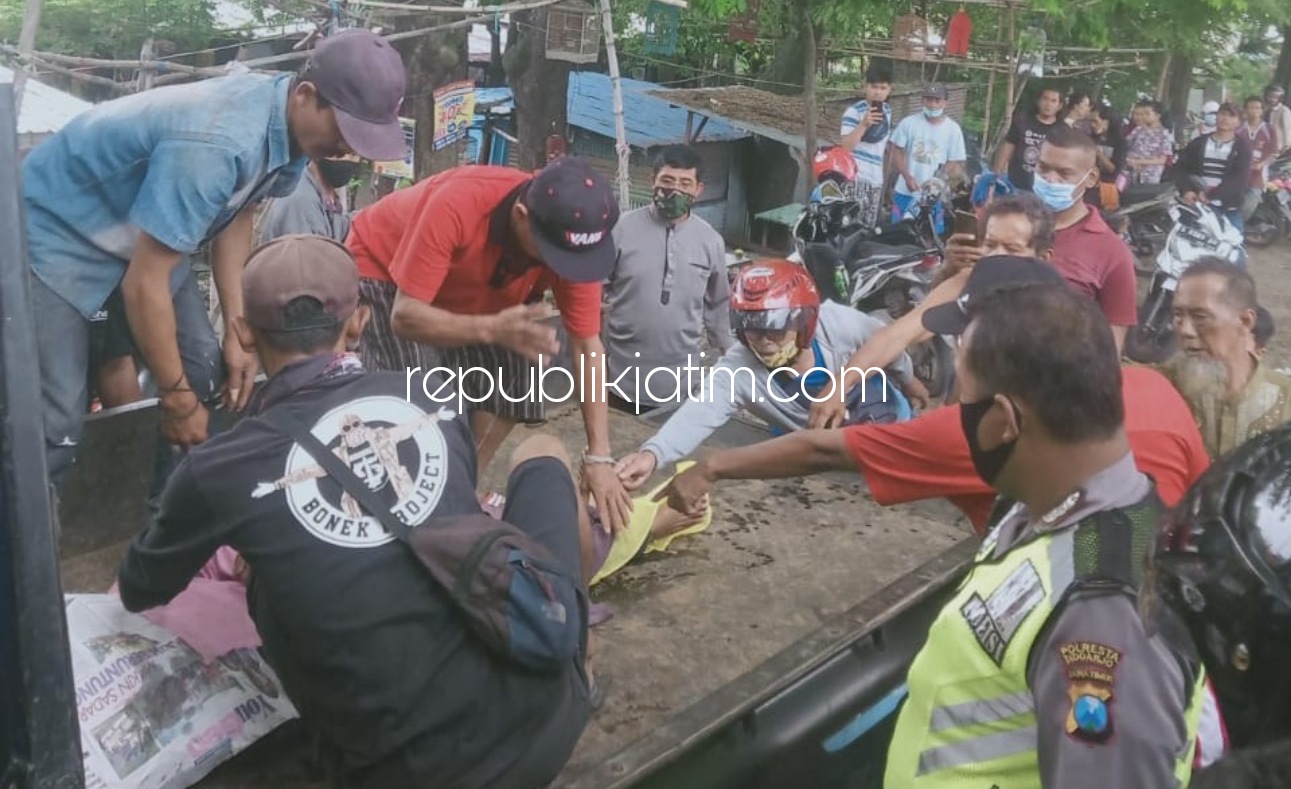 EVAKUASI - Para petugas dan warga mengevakuasi jenazah korban kecelakaan Istikhomah di atas jembatan Sungai Porong, Sabtu, (23/01/2021).