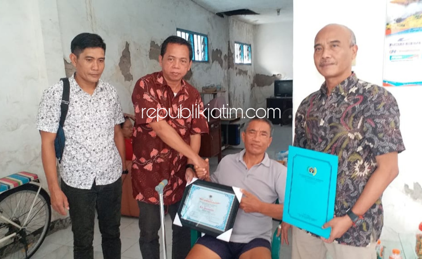 TALI ASIH - Ketua PWI Jatim, Ainur Rohim, Mahmud Suhermono (Wakil Ketua Bidang Organisasi), Teguh Lulus Rahmadi (Bendahara) dan Ketua PWI Sidoarjo Abdul Rouf memberi piagam penghargaan dan tali asih ke wartawan senior, Ice Soemarto, Jumat (24/01/2020).