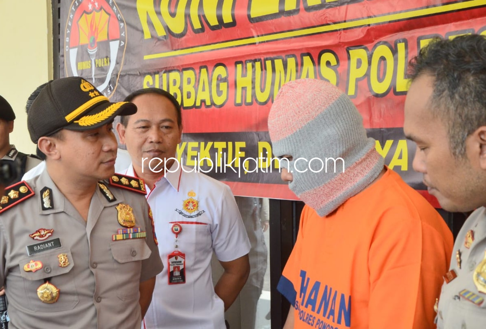 BONGKAR - Kapolres Ponorogo, AKBP Radiant menginterogasi tersangka mucikari, JH yang ditangkap Satuan Reskrim, Polres Ponorogo dalam membongkar jaringan prostitusi online bertarif Rp 5 juta, Kamis (24/01/2019).